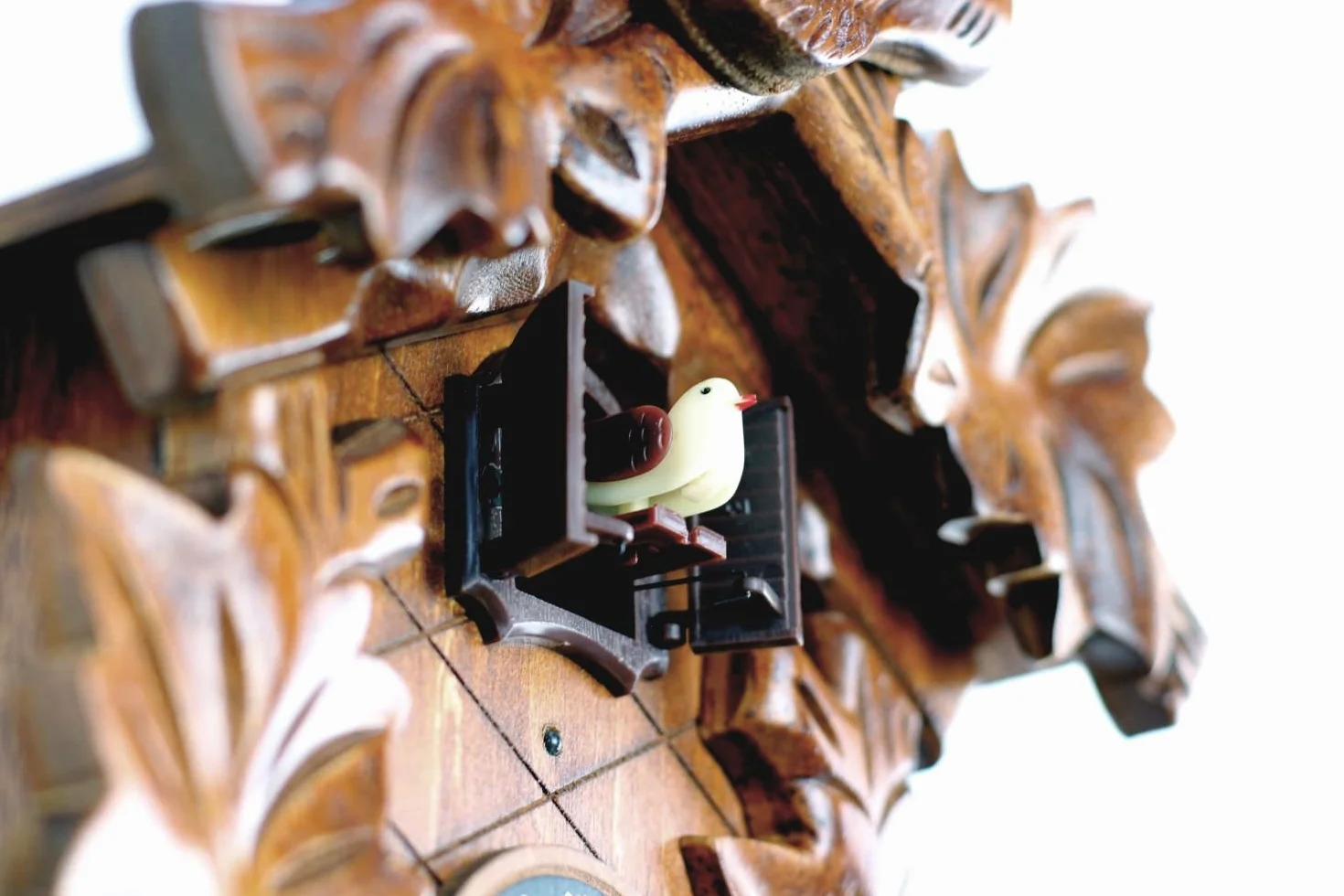 Zegarek kukułczy z Lasu Czarnego wykonany z prawdziwego drewna, z mechanizmem kwarcowym zasilanym baterią, z kukułką i mechanizmem muzycznym, 30 cm, zdobiony pięcioma liśćmi, od Uhren-Park Eble