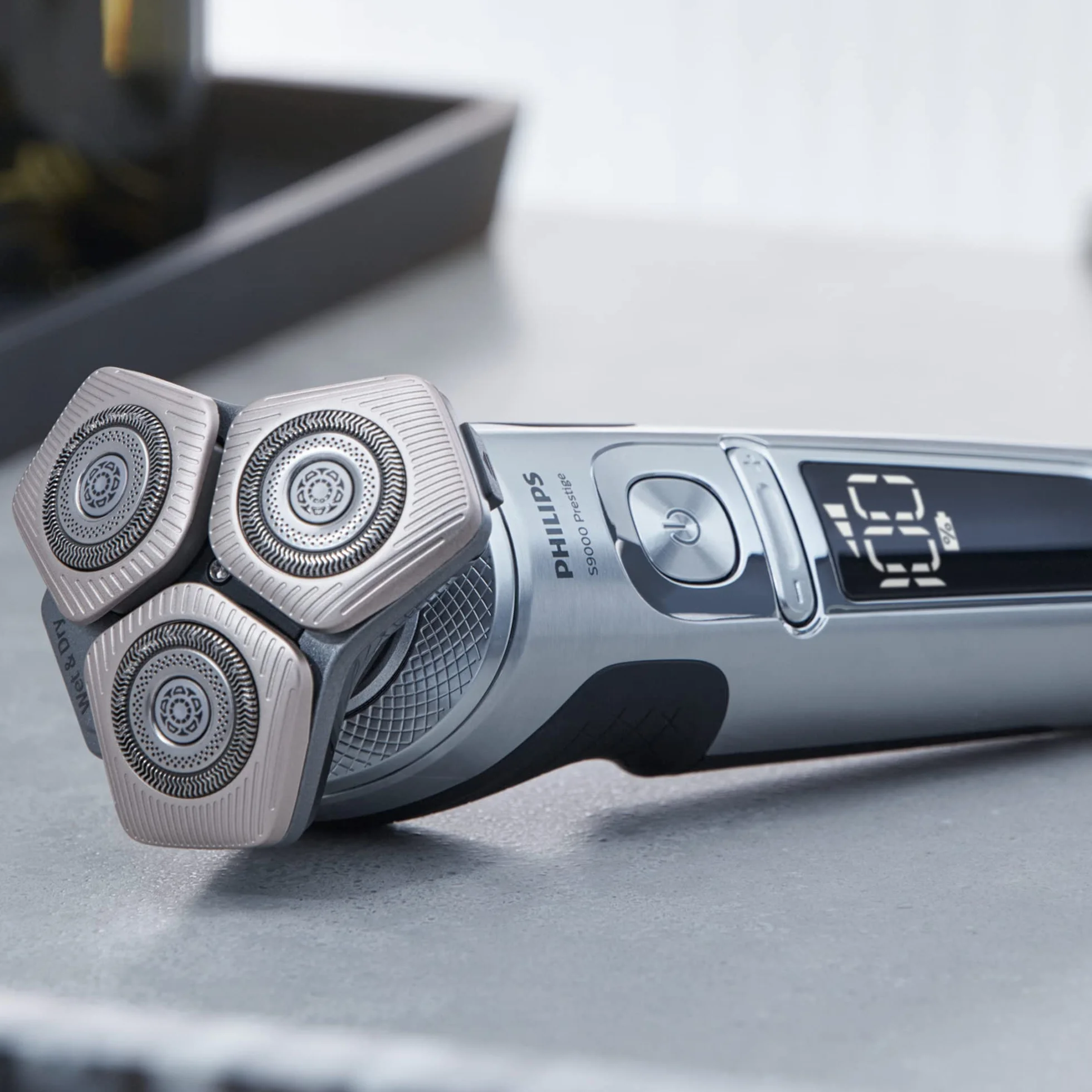 Philips Golarka elektryczna Shaver S9000 Prestige do użytku na mokro i sucho z technologią SkinIQ i saszetką czyszczącą (model SP9871/22)