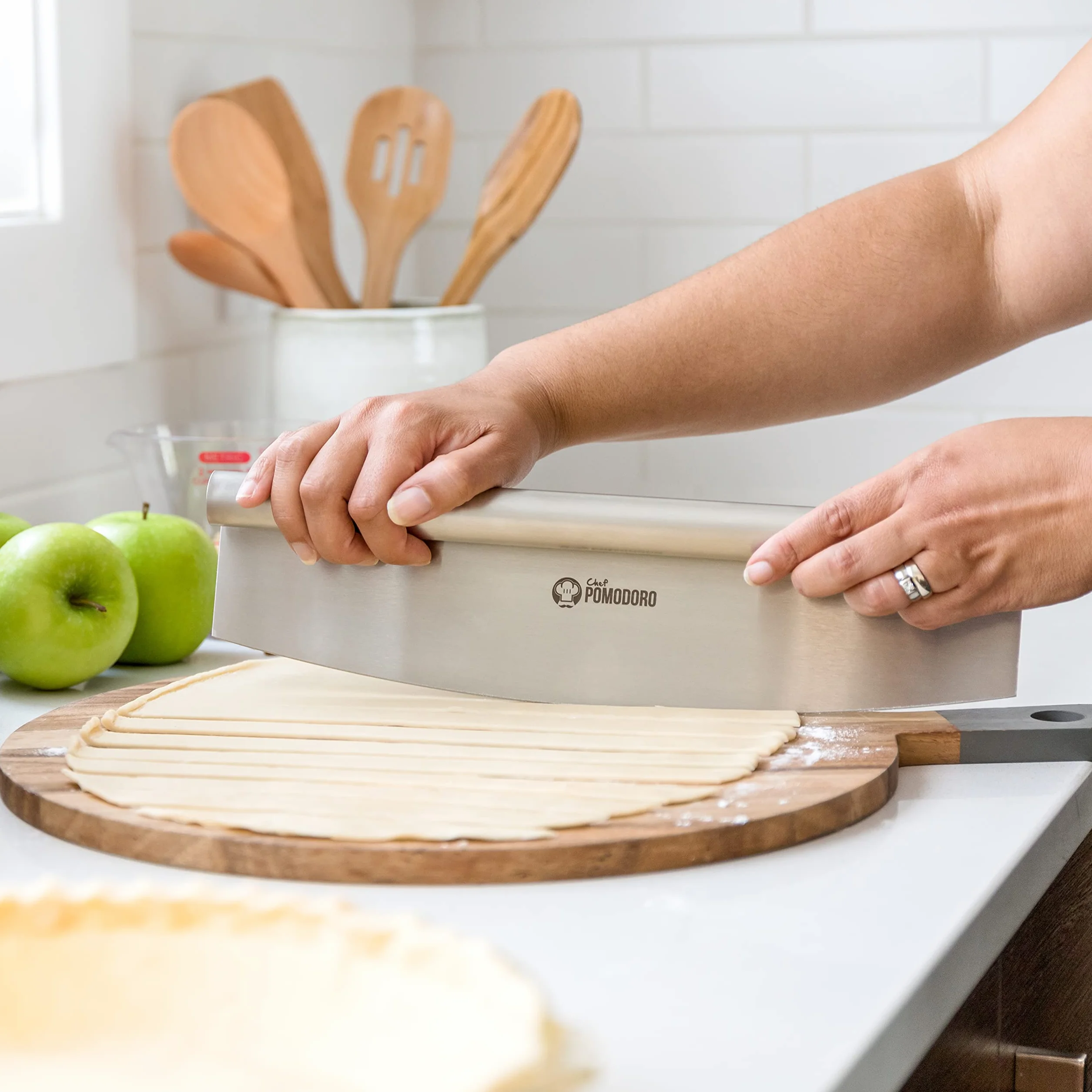 Chef Pomodoro Nóż kołyskowy do pizzy z pokrowcem ochronnym, uniwersalny 35 cm siekacz Mezzaluna z super ostrym ostrzem ze stali nierdzewnej, osłona ostrza, akcesoria do pizzy premium,