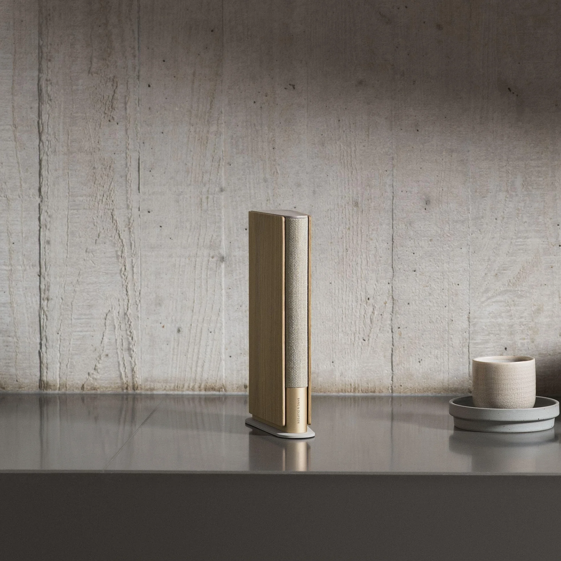 Bang & Olufsen Beosound Emerge - Kompaktowy głośnik półkowy, z wi-fi i bluetooth, niezwykle szeroki dźwięk, smukły głośnik domowy z certyfikatem Cradle to Cradle