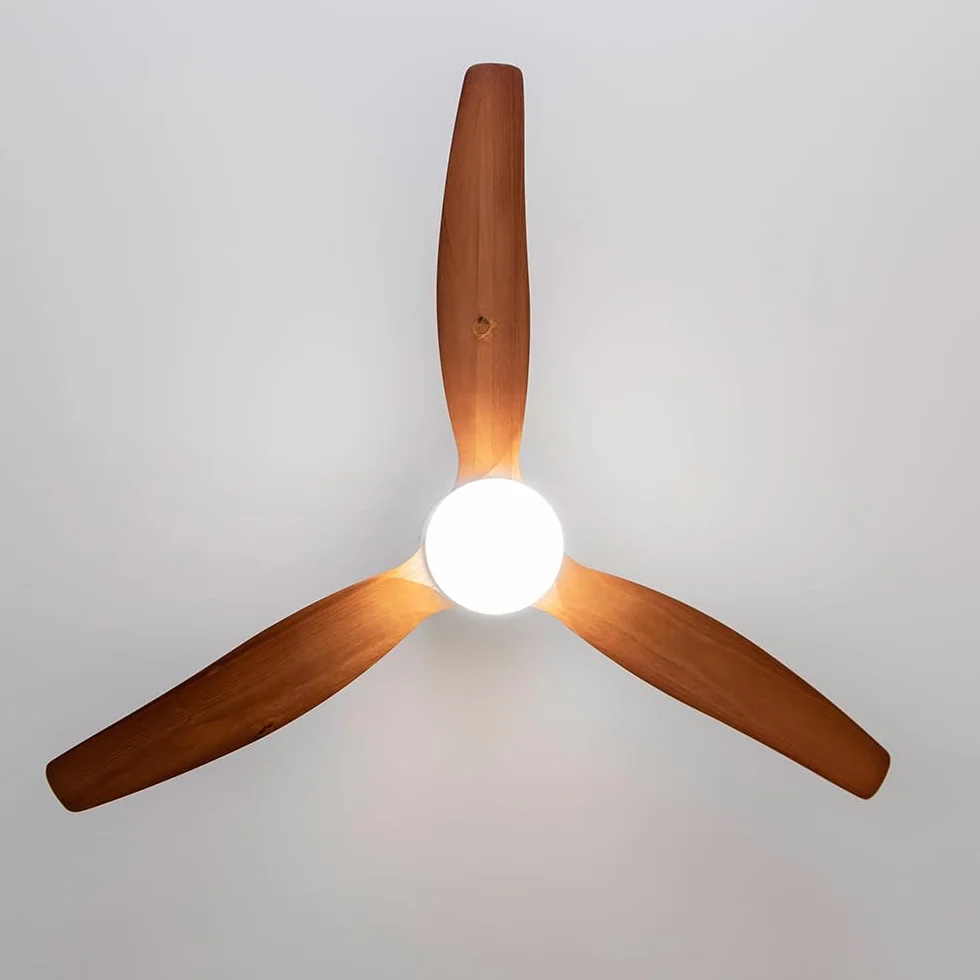 Cecotec Wentylator sufitowy ze światłem i pilotem zdalnego sterowania EnergySilence Aero 5600 Classic White & DarkWood. Silnik prądu stałego 40 W, 3 łopatki, światło LED, timer, 6 prędkości, tryb