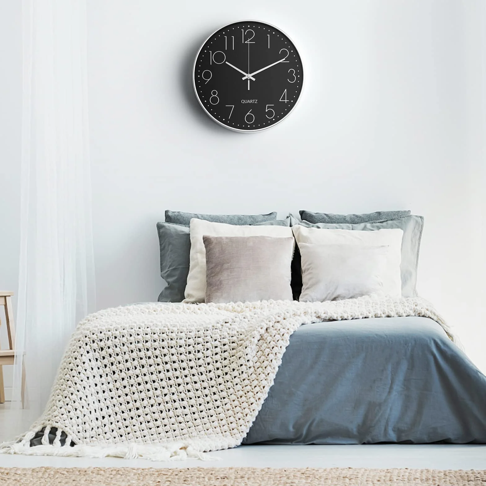 Uootach Zegar ścienny, nowoczesny 30 cm (12 cali) cichy zegar ścienny, mechanizm kwarcowy, nowoczesny minimalistyczny design czarny, do salonu, kuchni, biura, sypialni (srebrny znak)