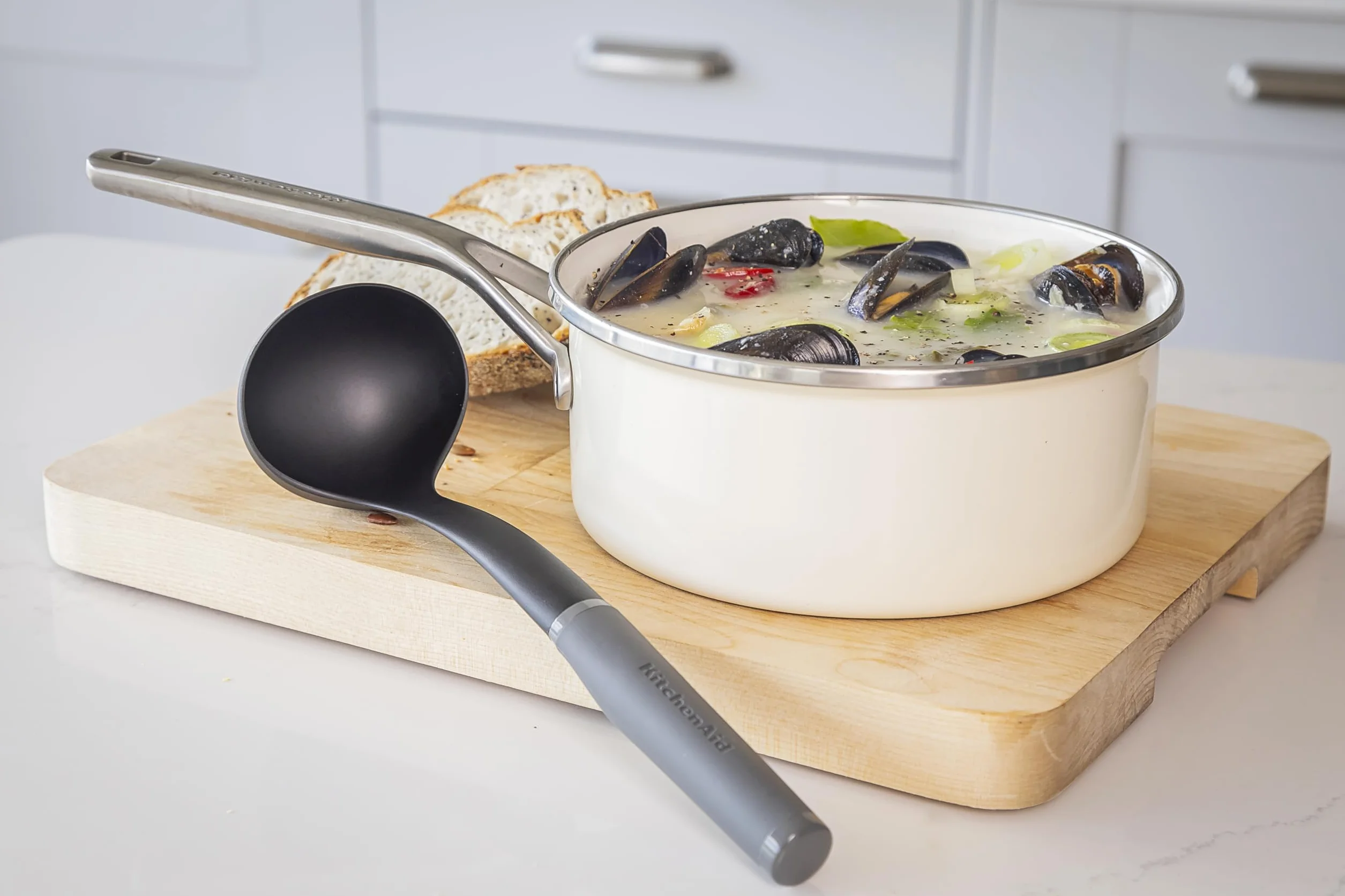 KitchenAid Chochla z miękkim uchwytem - grafitowa