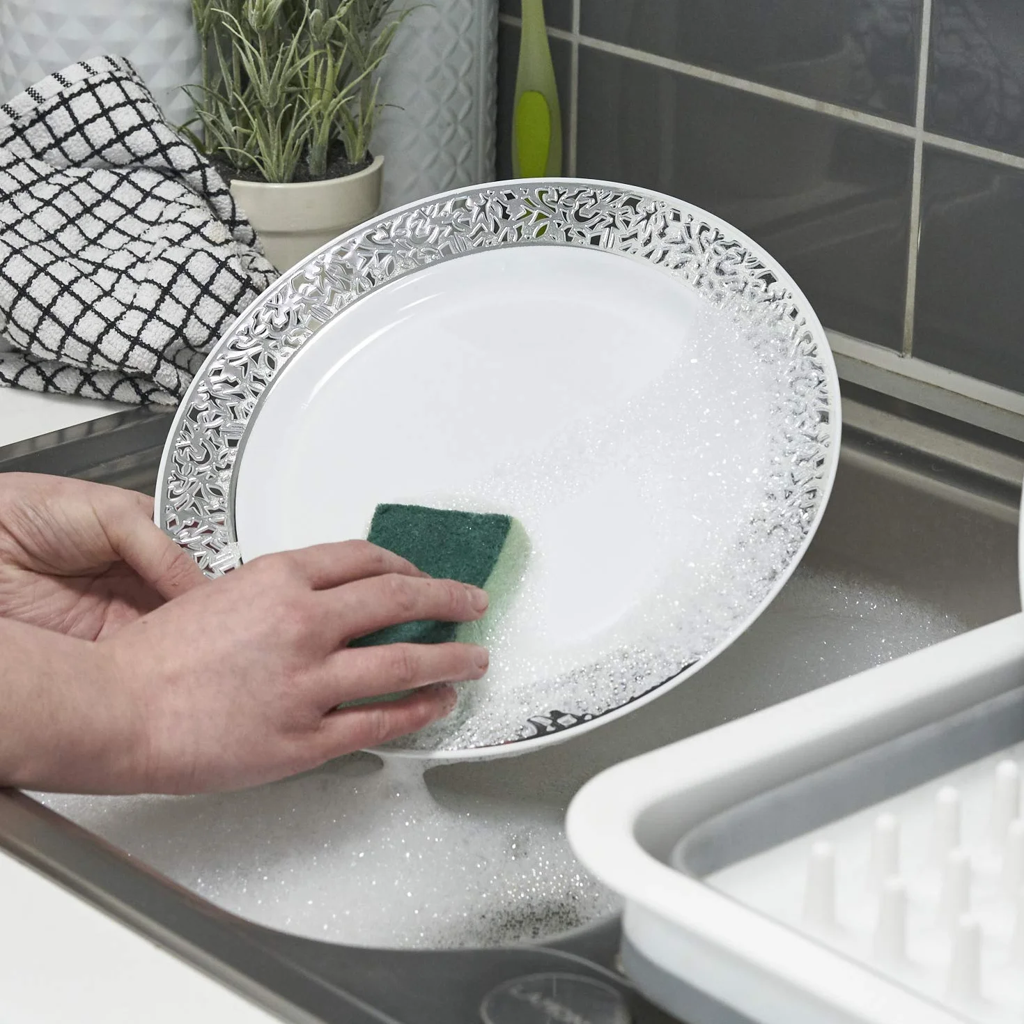 MATANA 20 Białych Plastikowych Talerzy ze Srebrną Obwódką, 26cm - Eleganckie, Wytrzymałe i Wielokrotnego Użytku - Wesela, Urodziny, Chrzciny, Grill, Boże Narodzenie, Przyjęcia