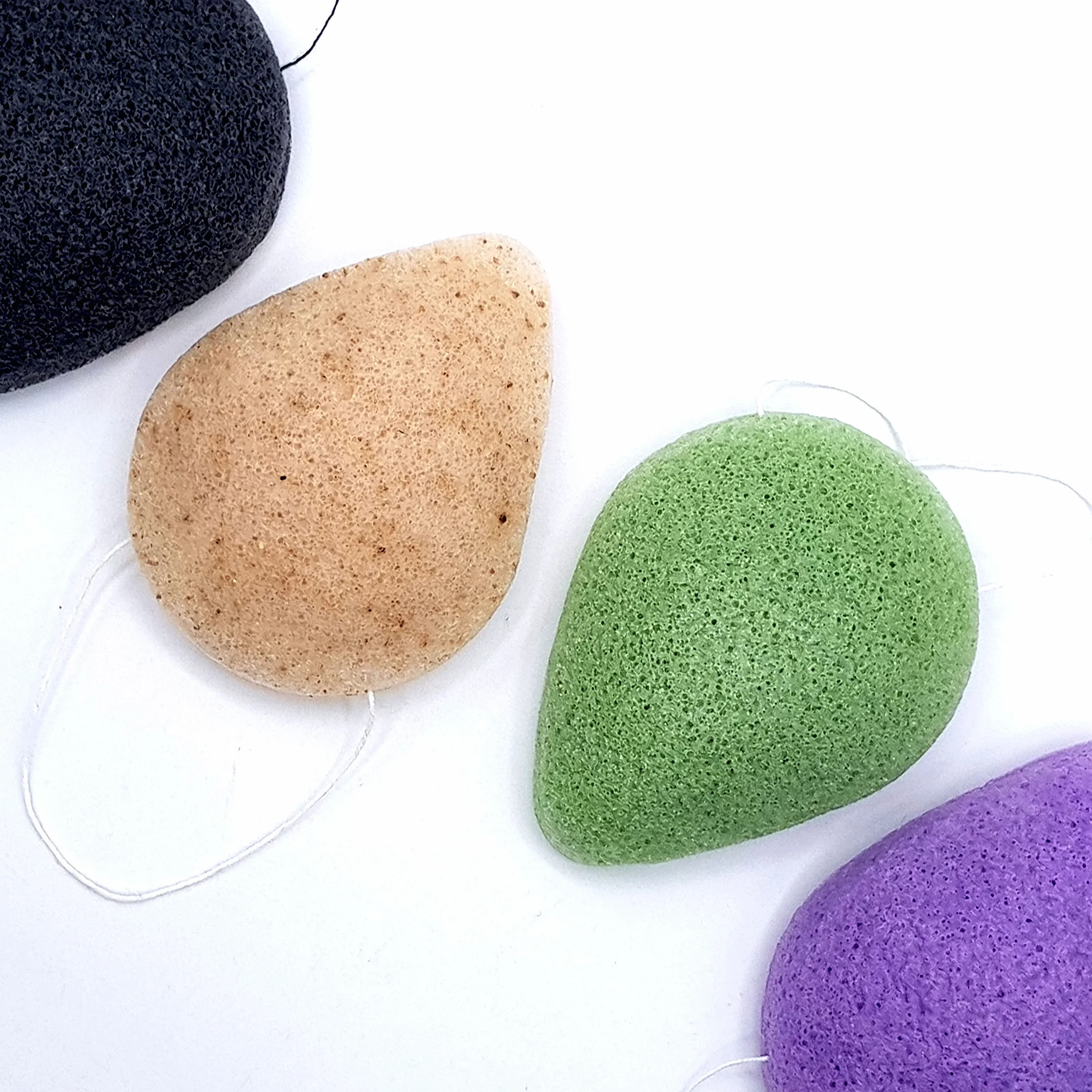 Organiczne gąbki Konjac do twarzy z zieloną herbatą, węglem, lawendą i łupinkami orzechów Zestaw 4 sztuk kropli