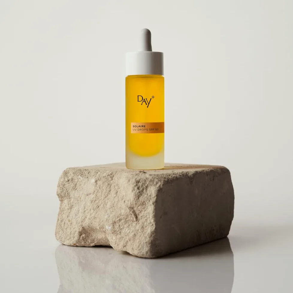DAY+ | UV DROPS SPF 50 | Serum do twarzy o wysokiej ochronie przeciwsłonecznej | Chroni przed UVA/UVB, zwalcza zmarszczki i starzenie się skóry, nawilżenie | Karanja, pestki winogron | Butelka 30 ml