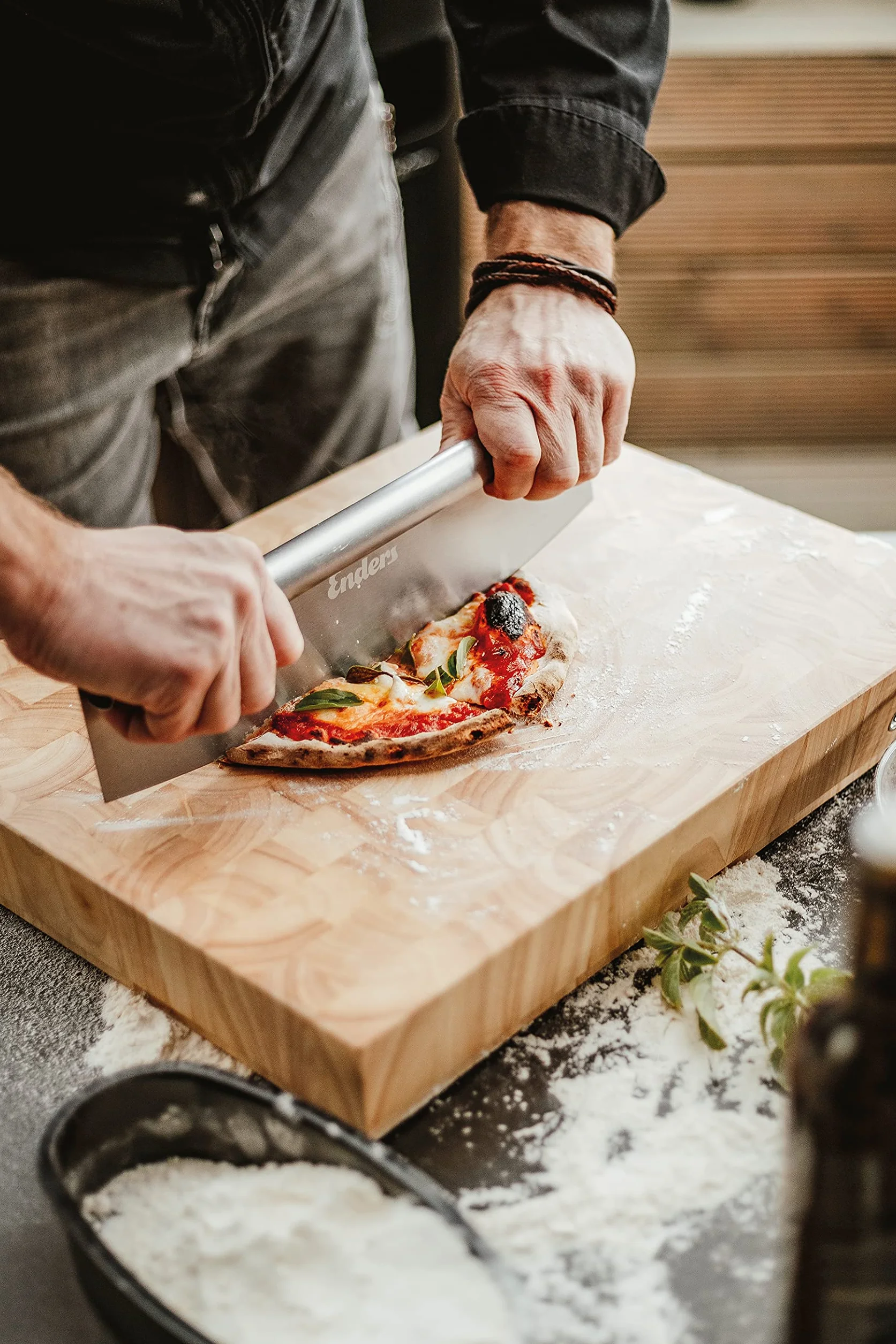 Enders Nóż do pizzy ze stali nierdzewnej 35,5 x 11 cm z nasadką ochronną