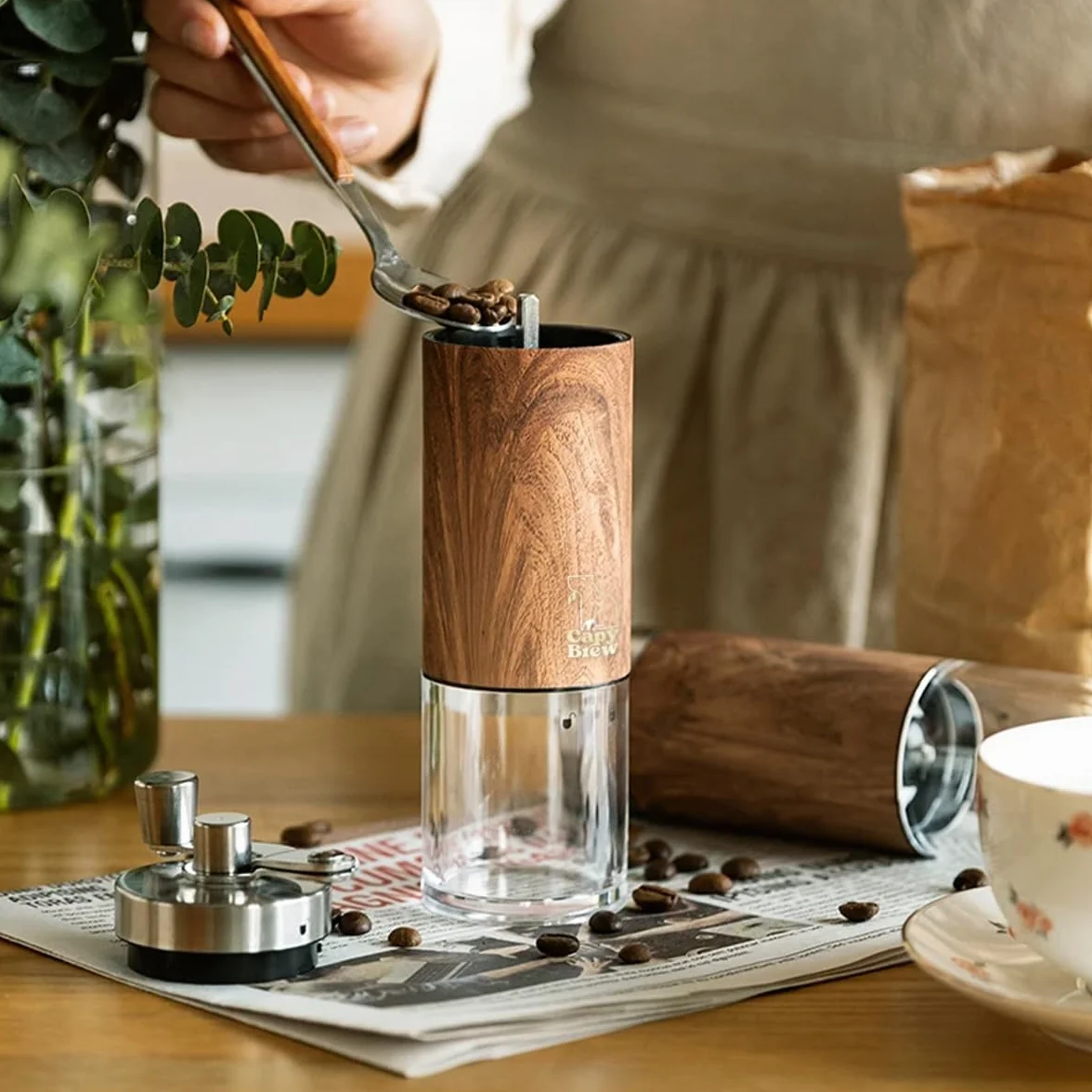 Ręczny młynek do kawy z ceramicznym żarnem i składaną rączką | Zmiel własne ziarna kawy do French Press, moka i espresso | Lekki, cichy i trwały | Drewniany wygląd