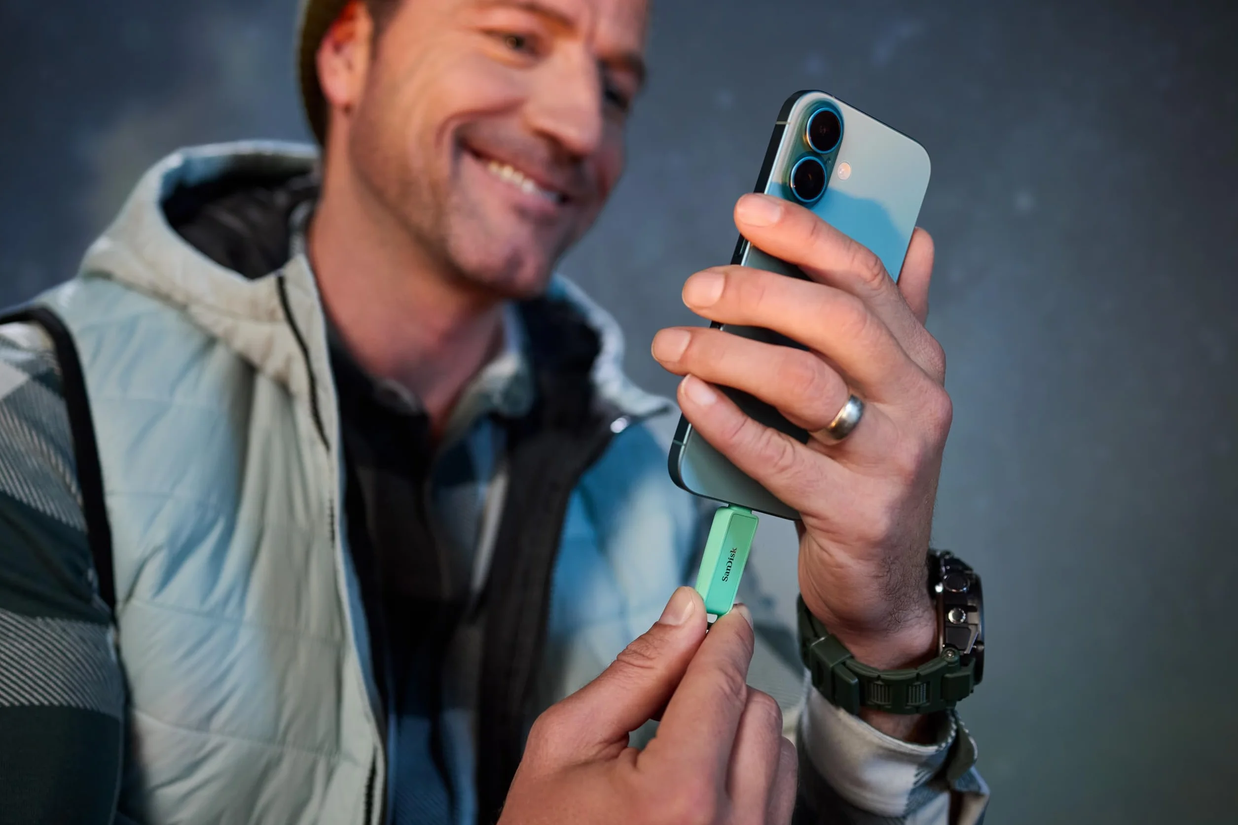 SanDisk Phone Drive z USB Type-C 512 GB (do telefonu, do smartfonów, tabletów i komputerów, prędkością 150 MB/s, Wykonuj automatyczne kopie, Dzięki odzyskiwaniu) - Seafoam Green