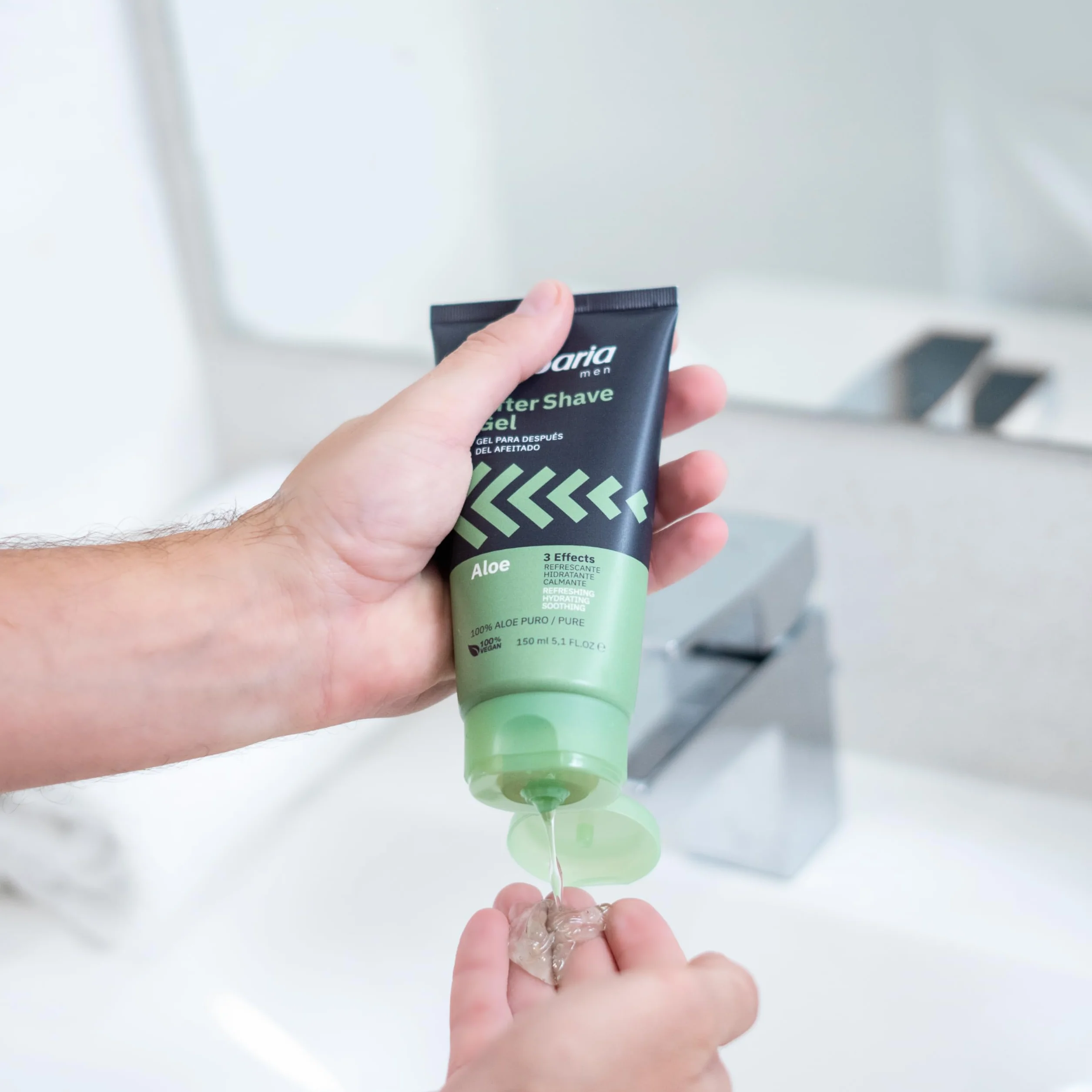 Babaria - After Shave Gel, Gel Después del Afeitado, Refrescante, Hidratante y Calmante, Contiene Aloe, Apto para Todo Tipo de Pieles, Hombre, Vegano - 150 ml