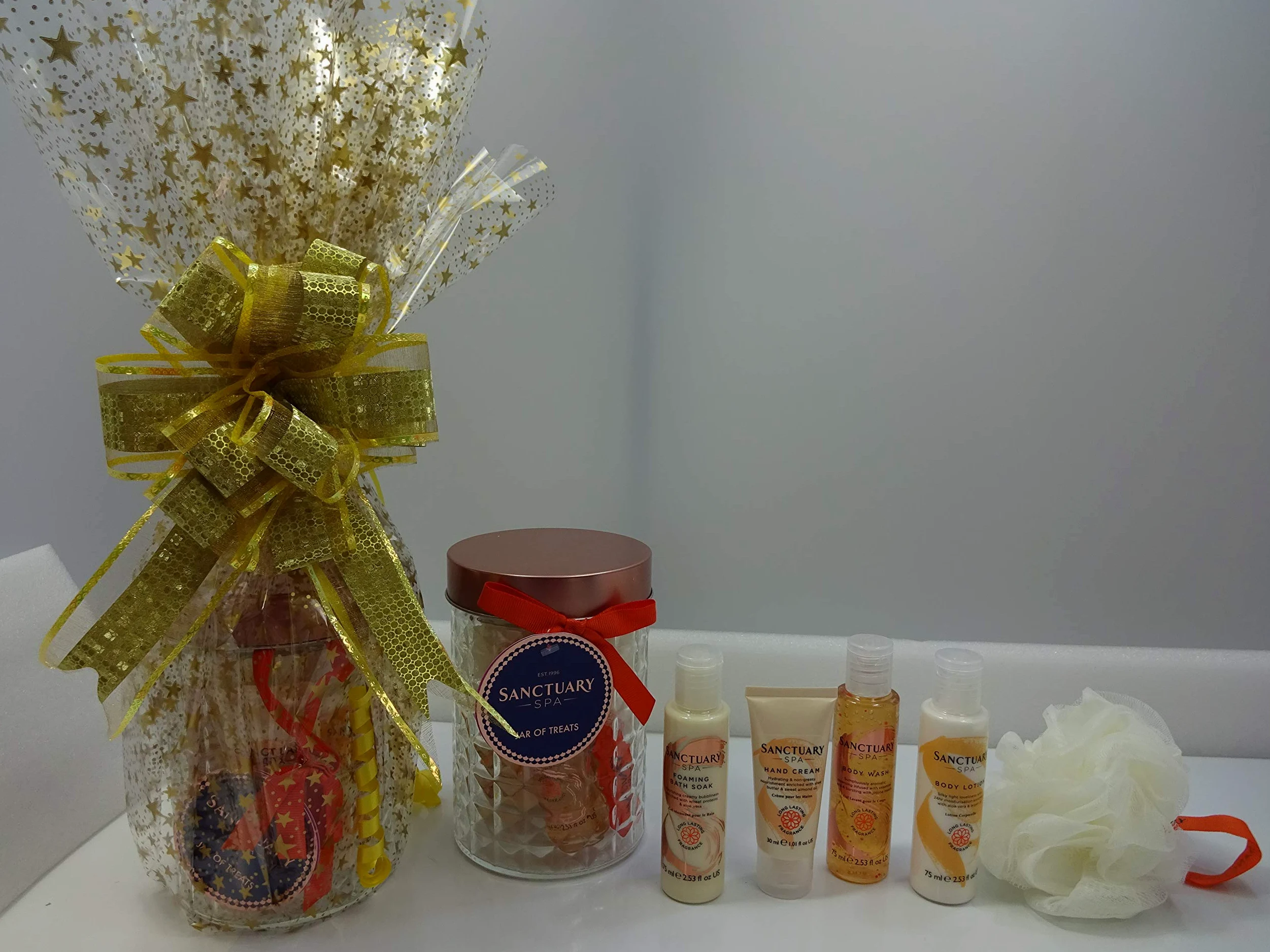 Sanctuary Spa zestaw upominkowy hamper, płyn do mycia ciała, balsam do ciała, formujący kąpiel, krem do rąk, zestaw upominkowy dla kobiet