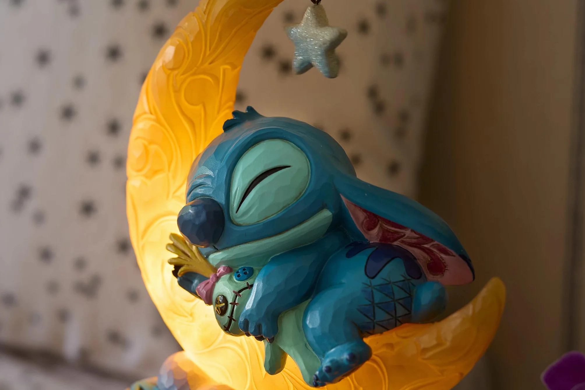 Disney Traditions Stitch and Scrump On Light Up Figurka Księżyca