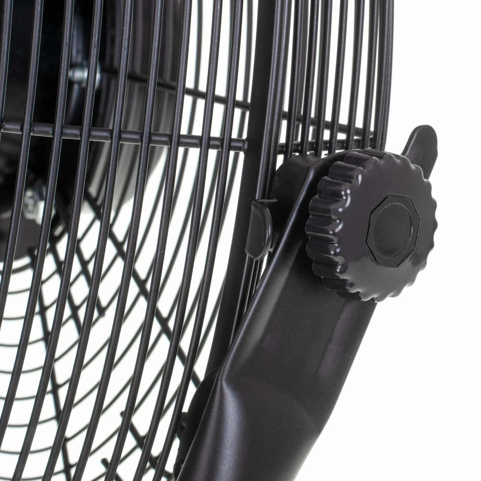 ADLER EUROPE Wentylator podłogowy 45 cm i 200 W – wentylator w kolorze chromu, 3 prędkości – wiatrak z aluminiowym skrzydłem – cichy i stabilny – wentylator podłogowy, czarny