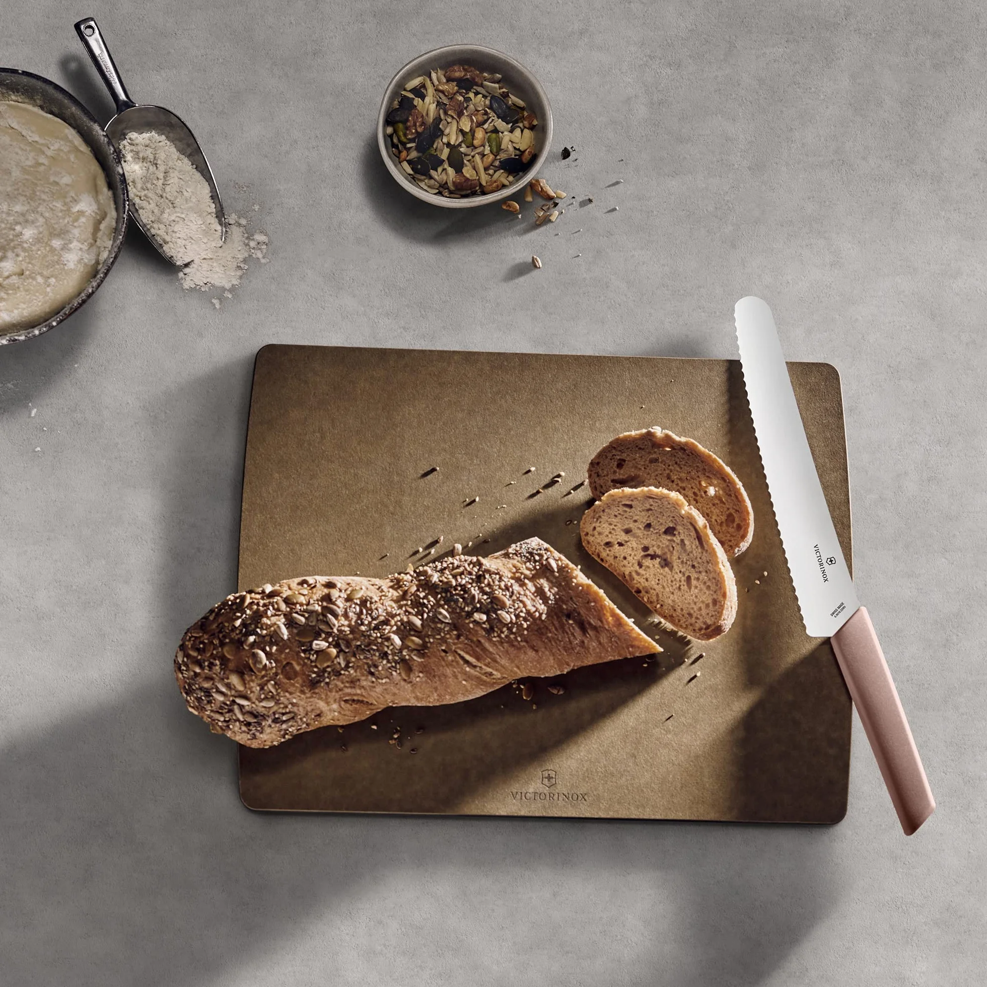 Victorinox Swiss Modern Brot- und Konditormesser, extra scharfe Klinge mit Wellenschliff, Apricot-Rosa