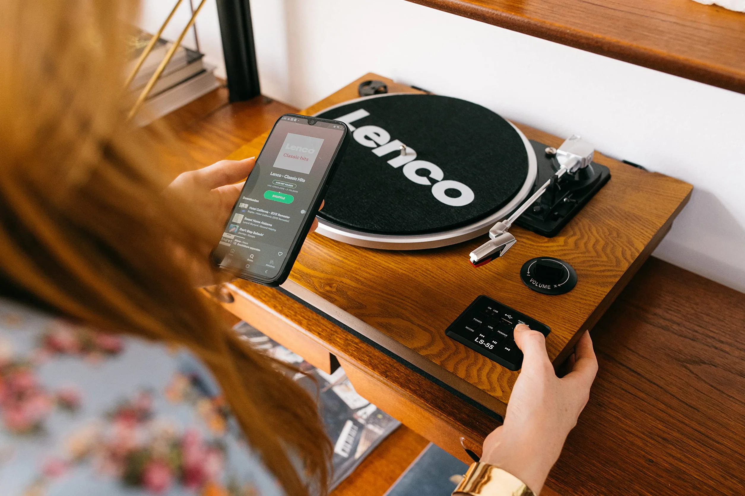 Gramofon Lenco LS-55 ze zintegrowanymi głośnikami - Odbiór Bluetooth - Bezpośrednie kodowanie MP3 na nośnik pamięci - 2 x 5 W RMS - Wejście USB - AUX - Brązowy