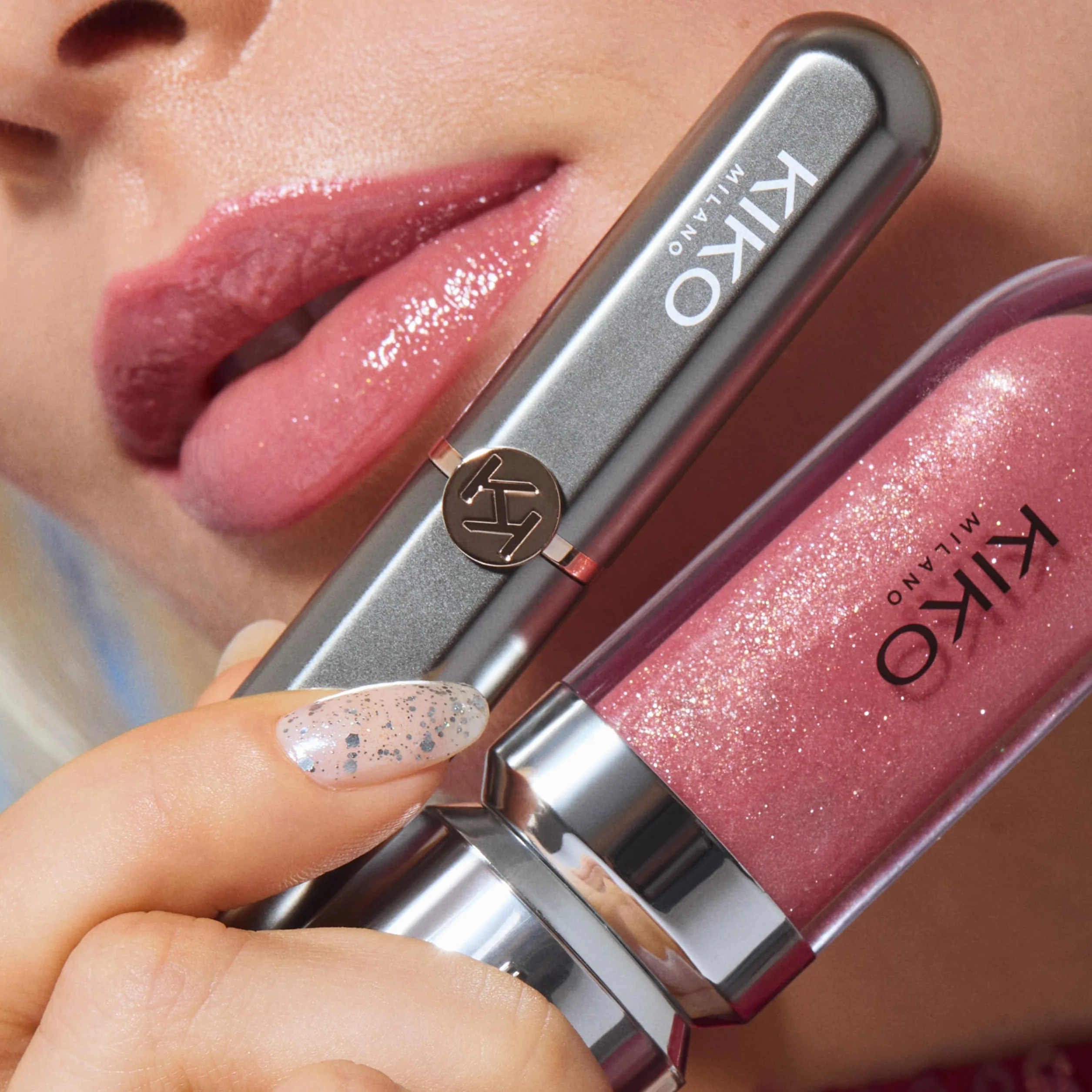 KIKO Milano Snow-Kissed Holiday Timeless Look Makeup Gift Set, Zestaw Upominkowy Do Makijażu: Tusz Do Rzęs Zwiększający Objętość, Eyeliner, Paleta Cieni Do Powiek, Błyszczyk I Pomadka