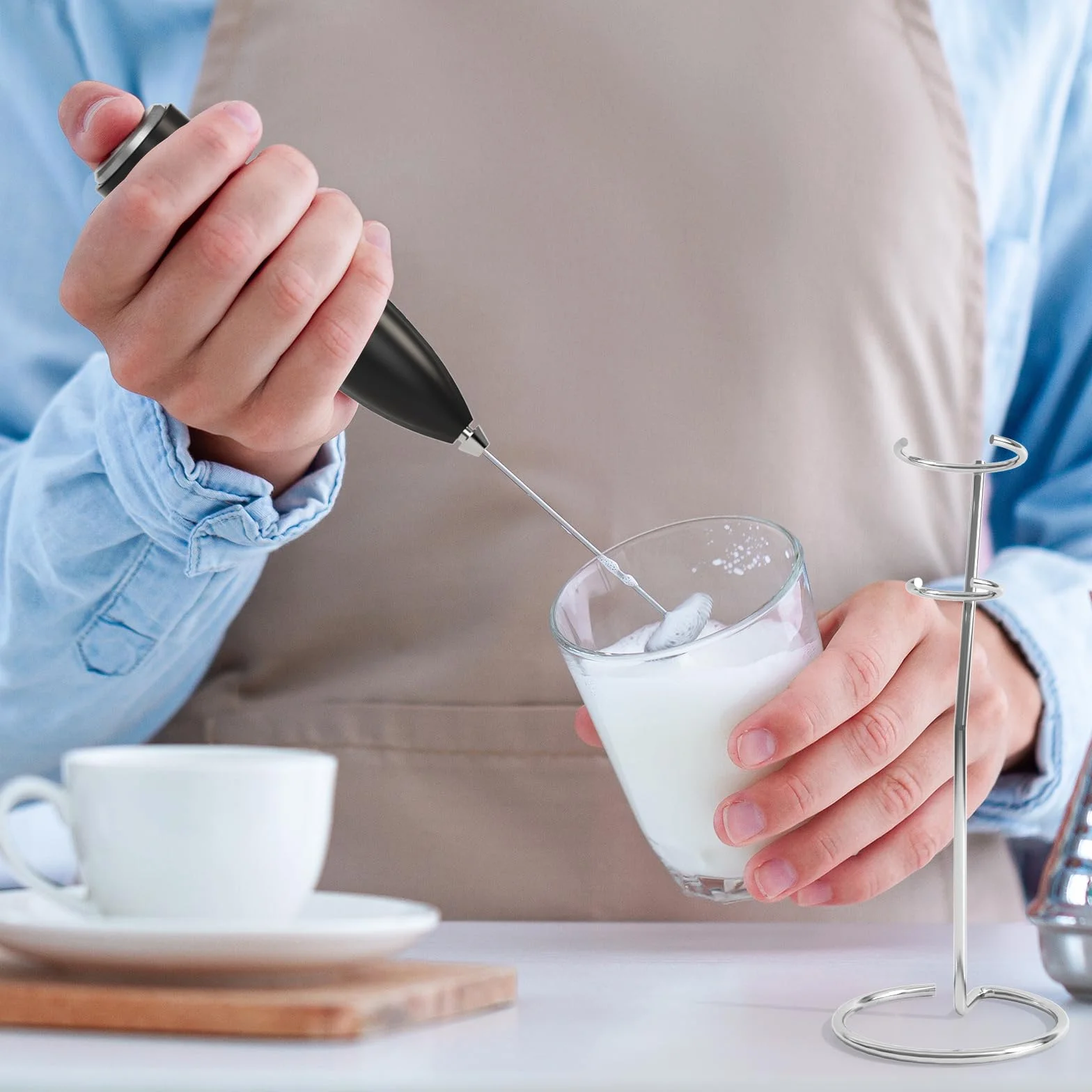 POWSAF Ręczny spieniacz do mleka ze stojakiem, ręczny spieniacz do kawy, elektryczny mikser do napojów, mini spieniacz do cappuccino, frappe, matcha, gorącej czekolady, srebrny/czarny