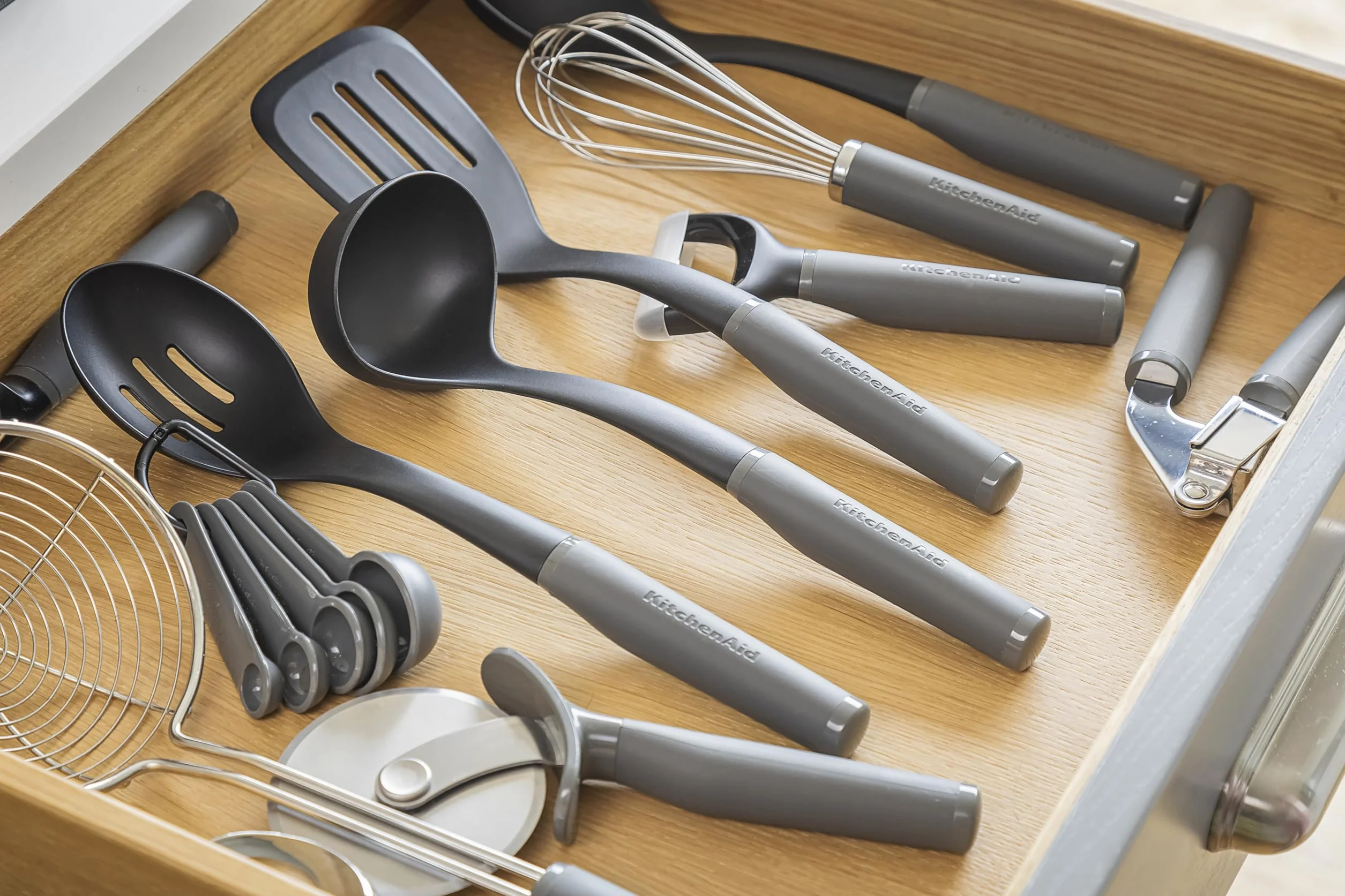 KitchenAid Chochla z miękkim uchwytem - grafitowa