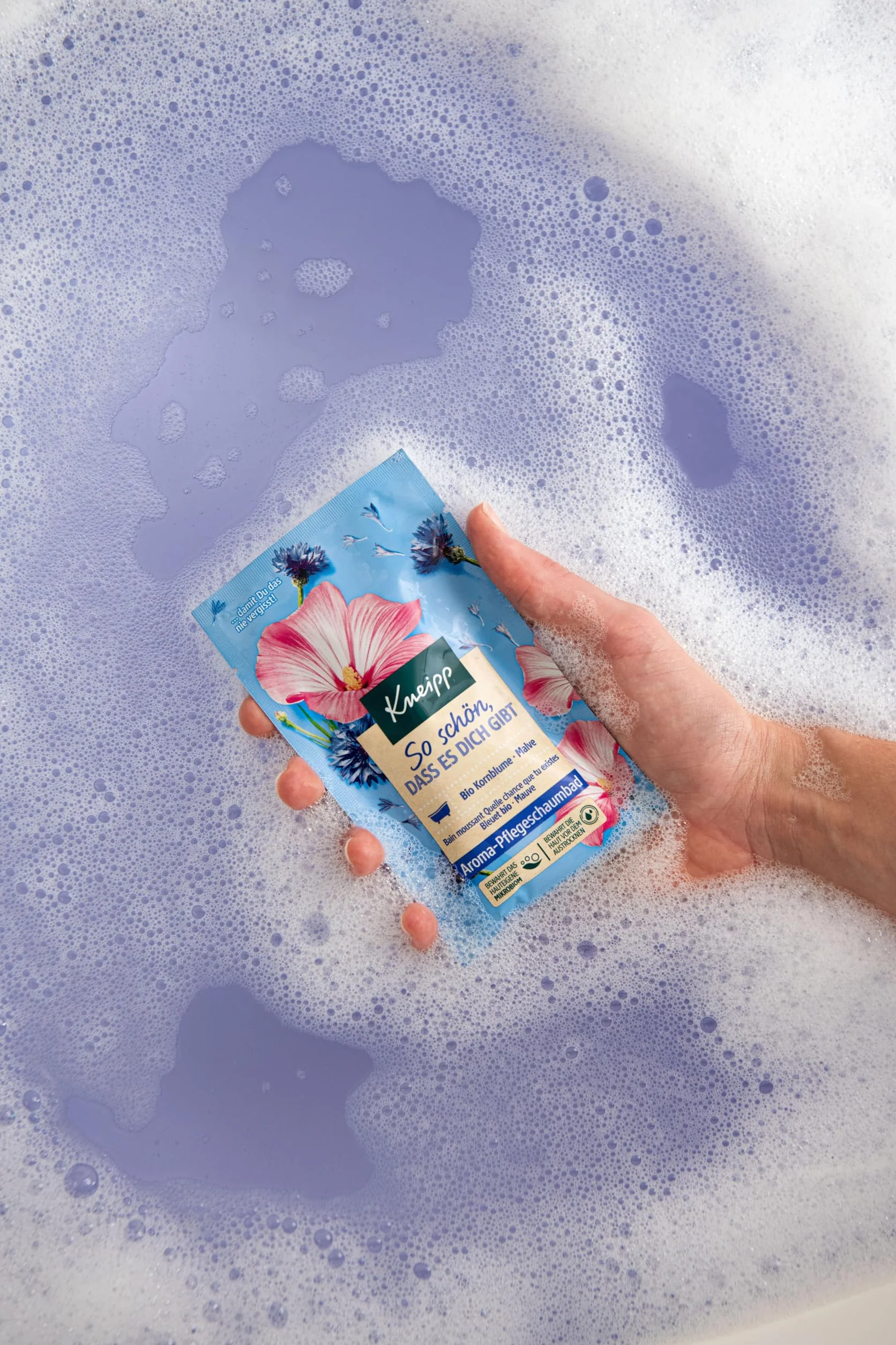 Kneipp Aroma-pielęgnująca pianka do kąpieli So schön dass es dich gibt – dodatek do kąpieli z wysokiej jakości ekstraktami z ekologicznego chabra i malwy - 50 ml