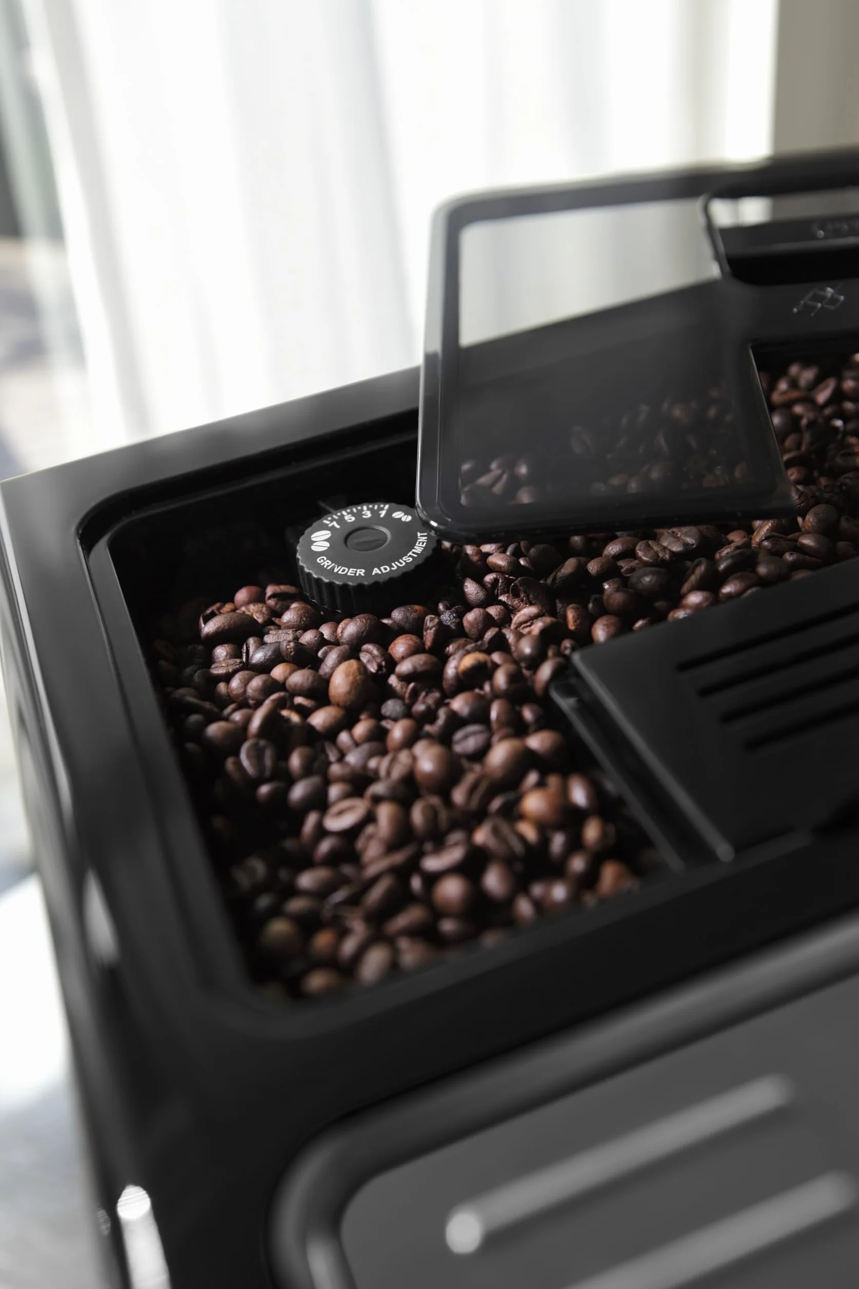 De'Longhi ECAM 44.666.B ELETTA Cappuccino, czarny wysoki połysk