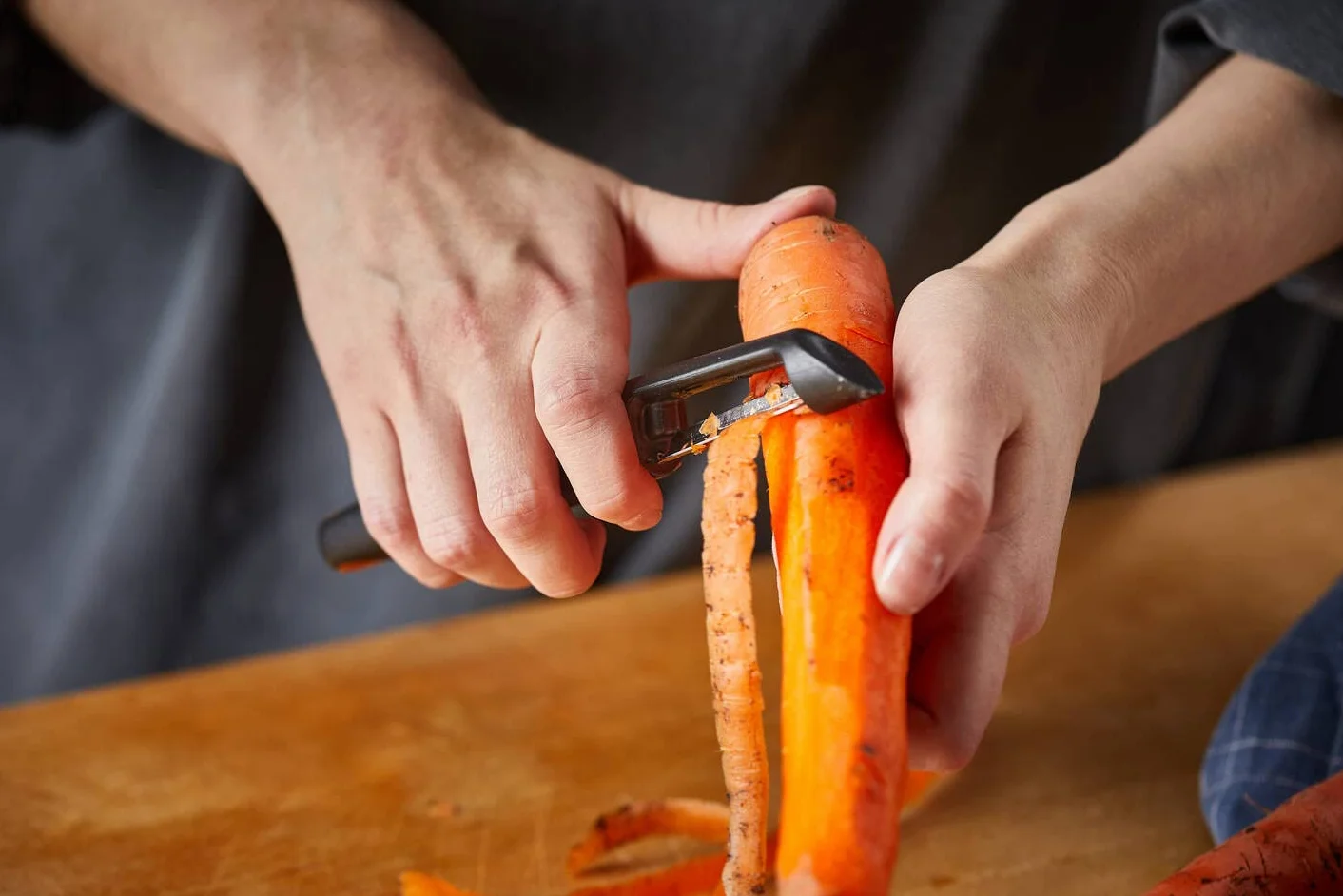 Fiskars Obieraczka 18 cm stal plastik czarny pomarańczowy