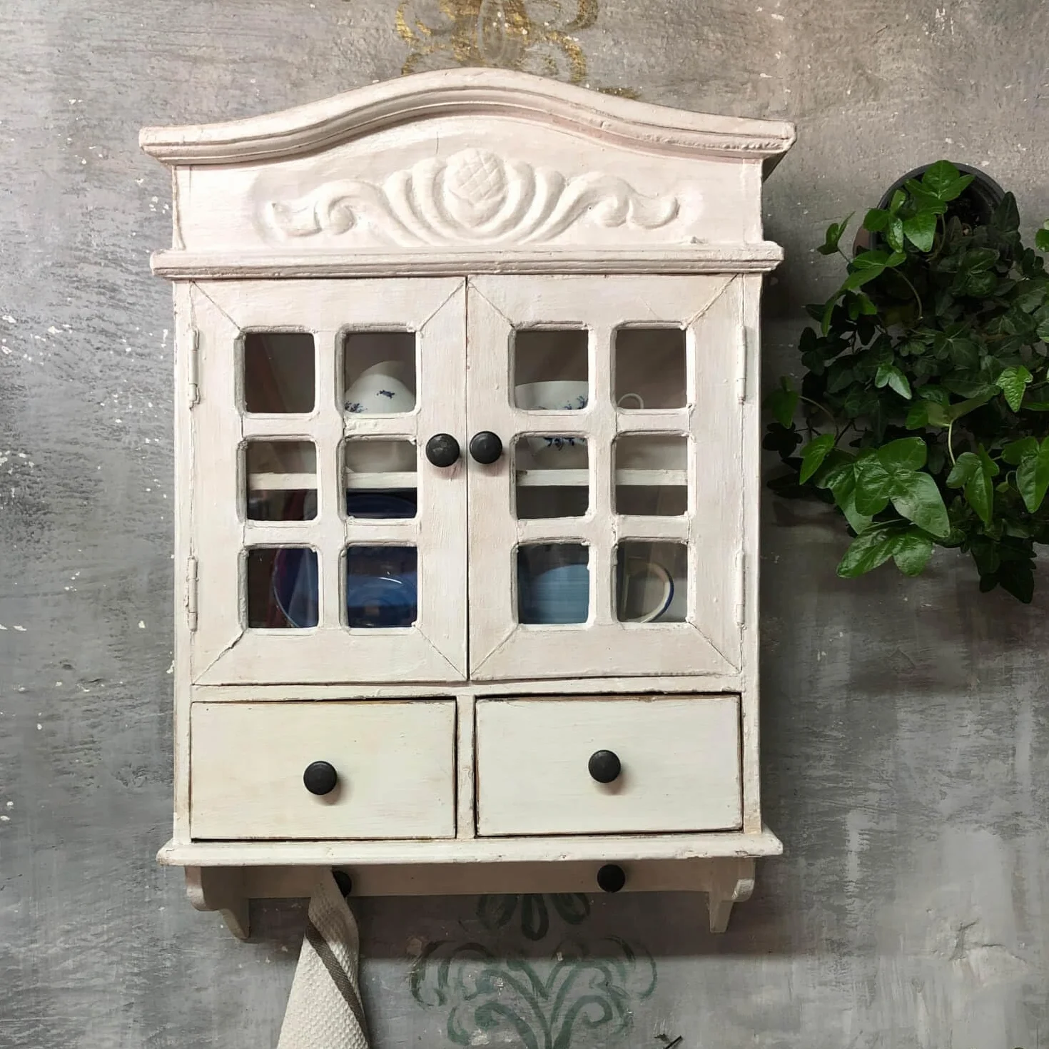 Szafka wisząca rustykalna w stylu shabby chic – biała drewniana witrynka z przeszklonymi drzwiczkami i szufladkami 68x45 cm do kuchni, jadalni Antyki24