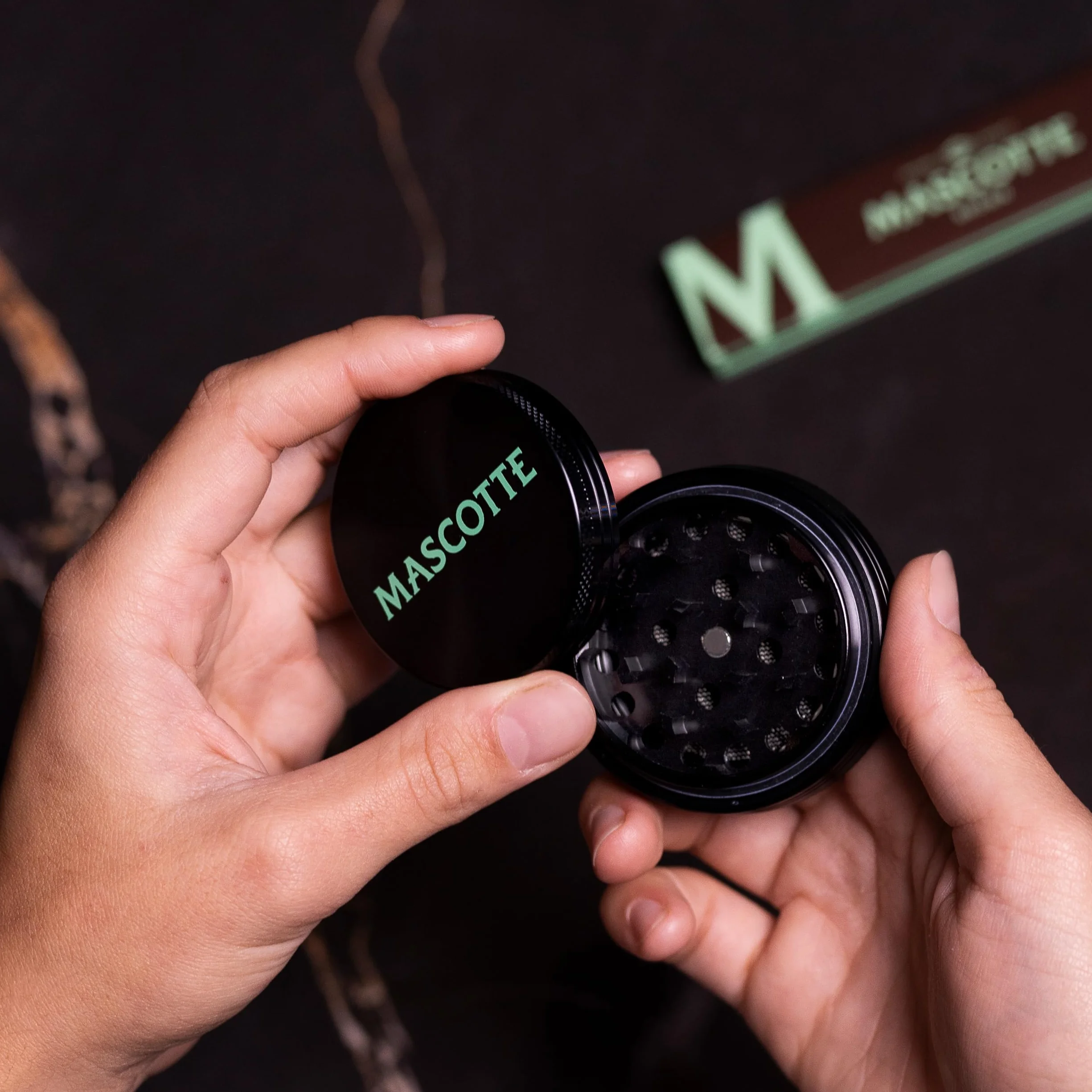 Mascotte® Expert Grinder aluminiowy | kruszarka do ziół | kompaktowy młynek o średnicy 4 cm | młynek do przypraw i ziół | 4-częściowy zestaw ze skrobakiem do pyłków