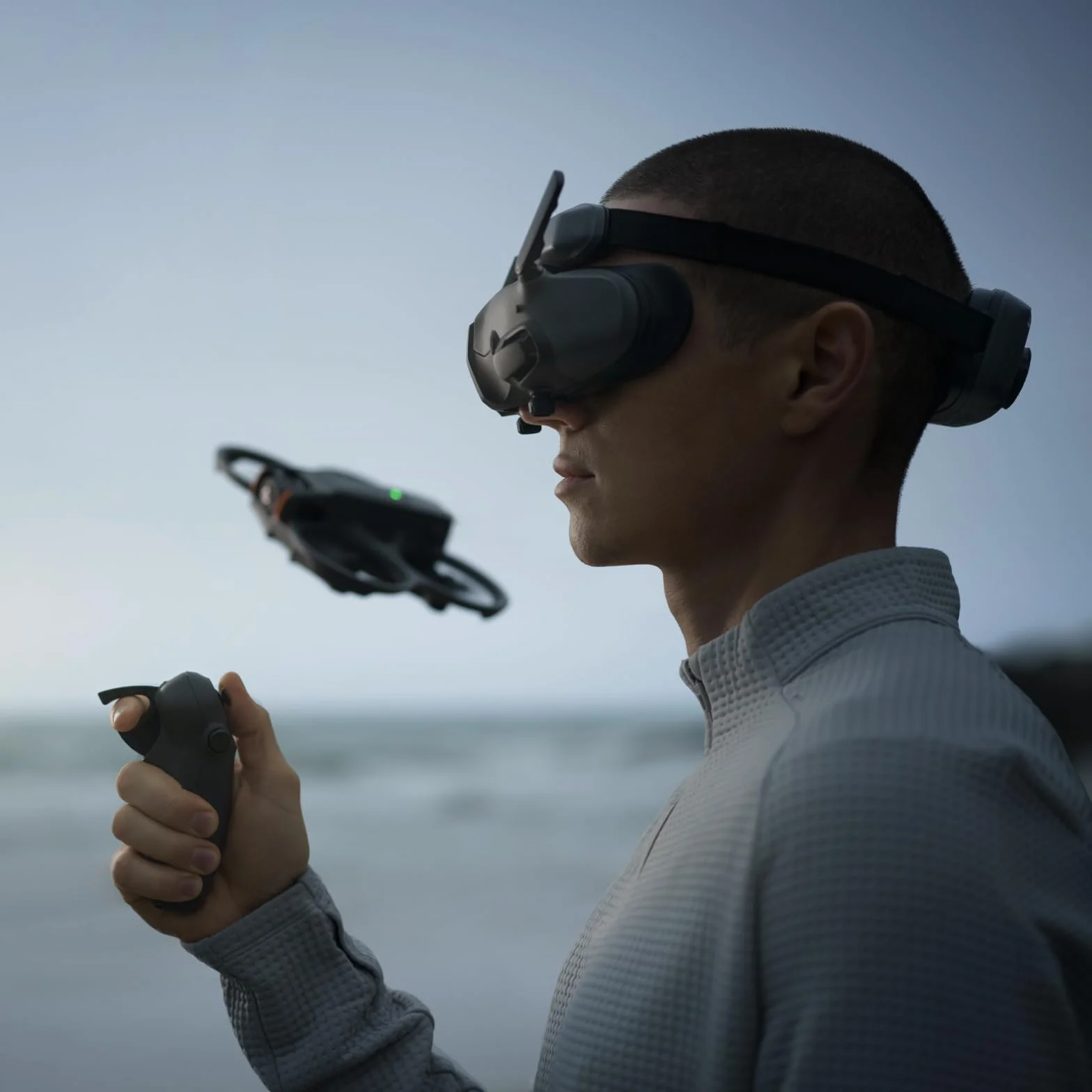 DJI RC Motion 3, FPV Smart pilot zdalnego sterowania z wciągającym sterowaniem ruchem, kompaktowy i przenośny, hamulec awaryjny One-Click, kursor AR, intuicyjny kontroler drona, kompatybilność z