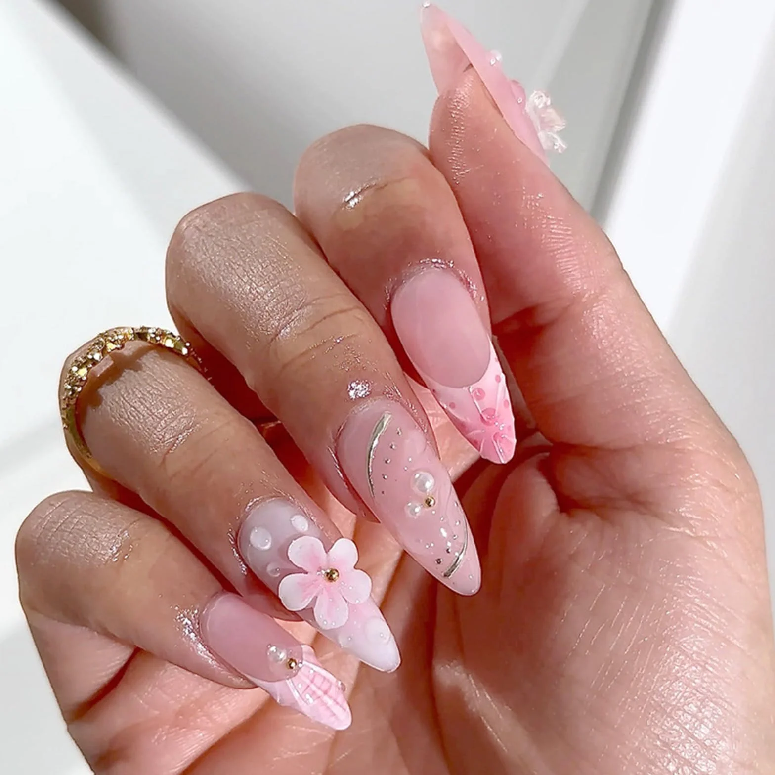 Sztuczne paznokcie migdałowe 3D różowe kwiaty koraliki zestaw do manicure 24 sztuki