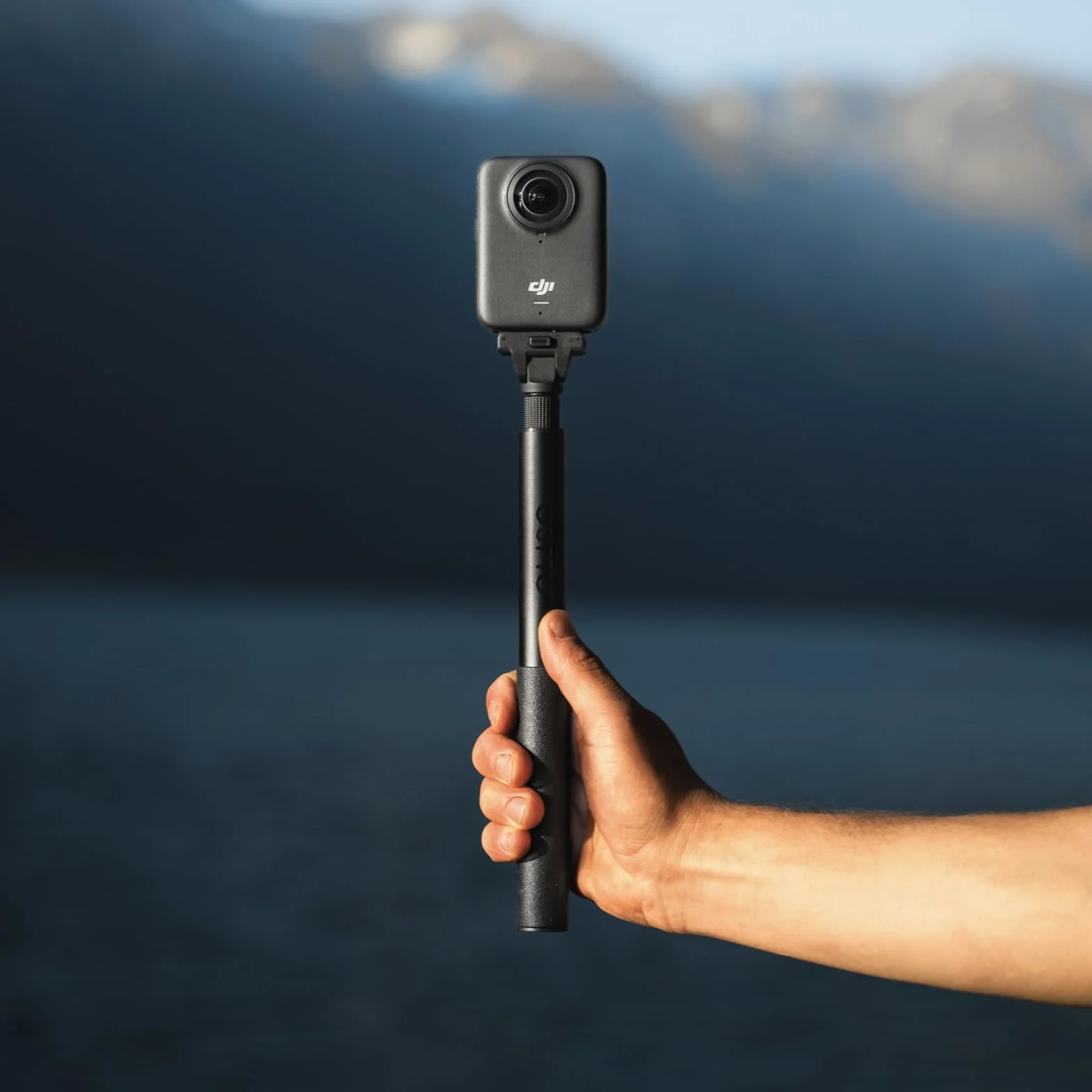 DJI Osmo 360 Adventure Combo, kamera 360 z 1-calowym obrazowaniem 360°, wydłużony czas pracy z 3 akumulatorami, natywne wideo 8K 360°, kamera sportowa do tworzenia vlogów