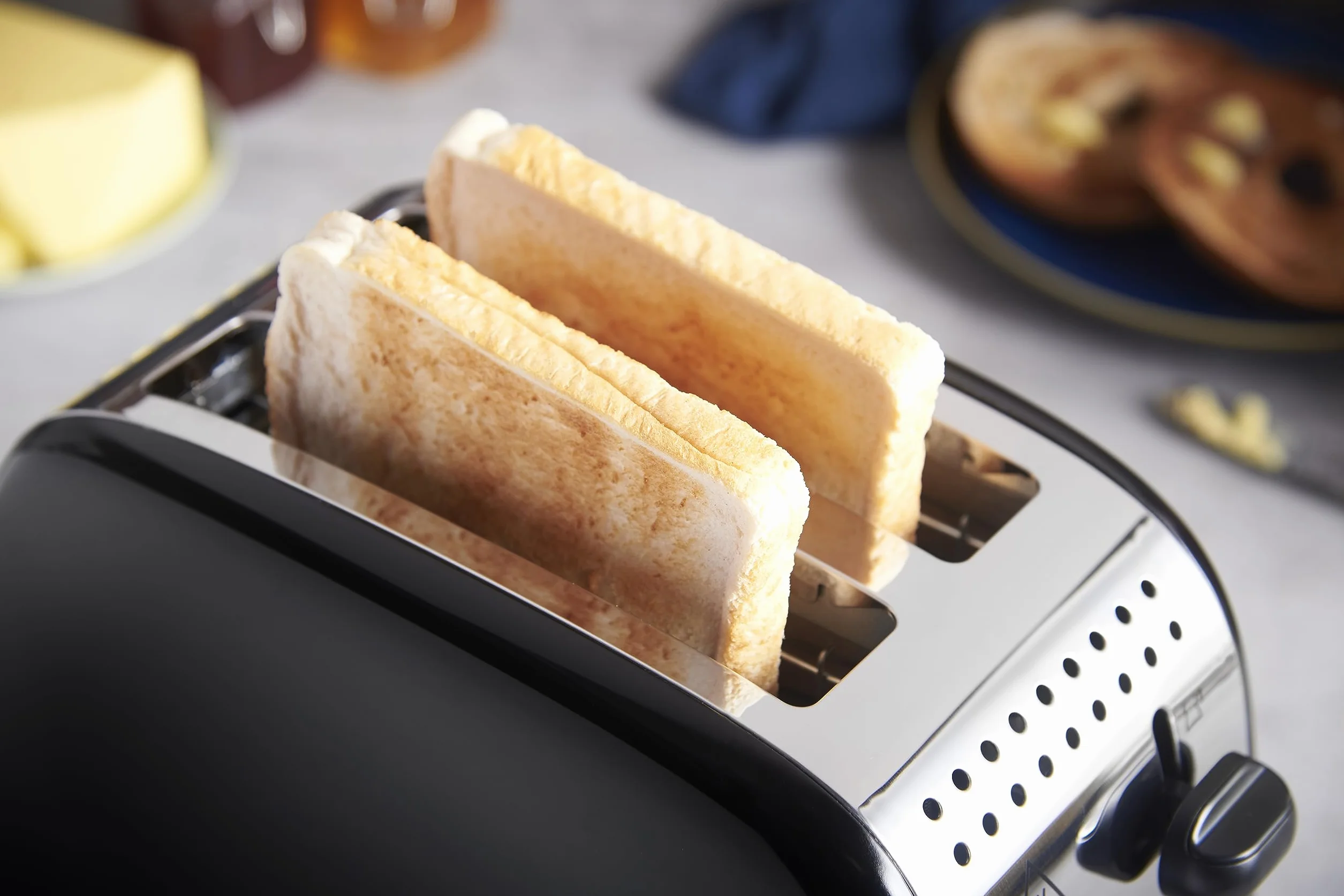 Russell Hobbs toster, na 2 kromki, bardzo szerokie szczeliny na tosty, nasadka do bułek, 6 ustawień opiekania, funkcja rozmrażania i Lift & Look, 1670W, stal nierdzewna, czarny, Colors Plus 26550-56