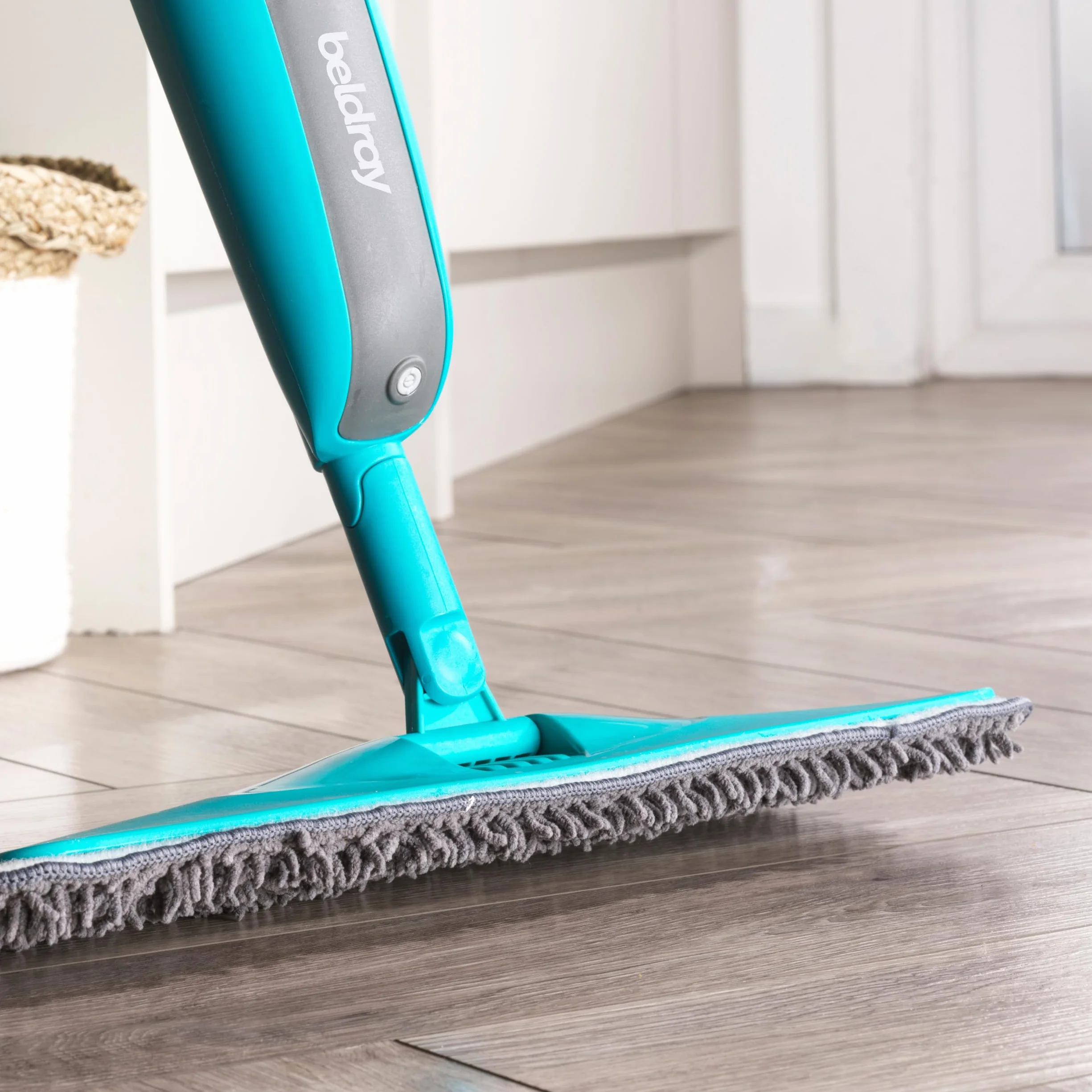 Beldray Antibac Spray Mop – 2 nadające się do prania w pralce pady, mikrofibra do szorowania i czyszczenia, chenille do wycierania kurzu i polerowania, głowica obrotowa 360°, pojemności 300 ml