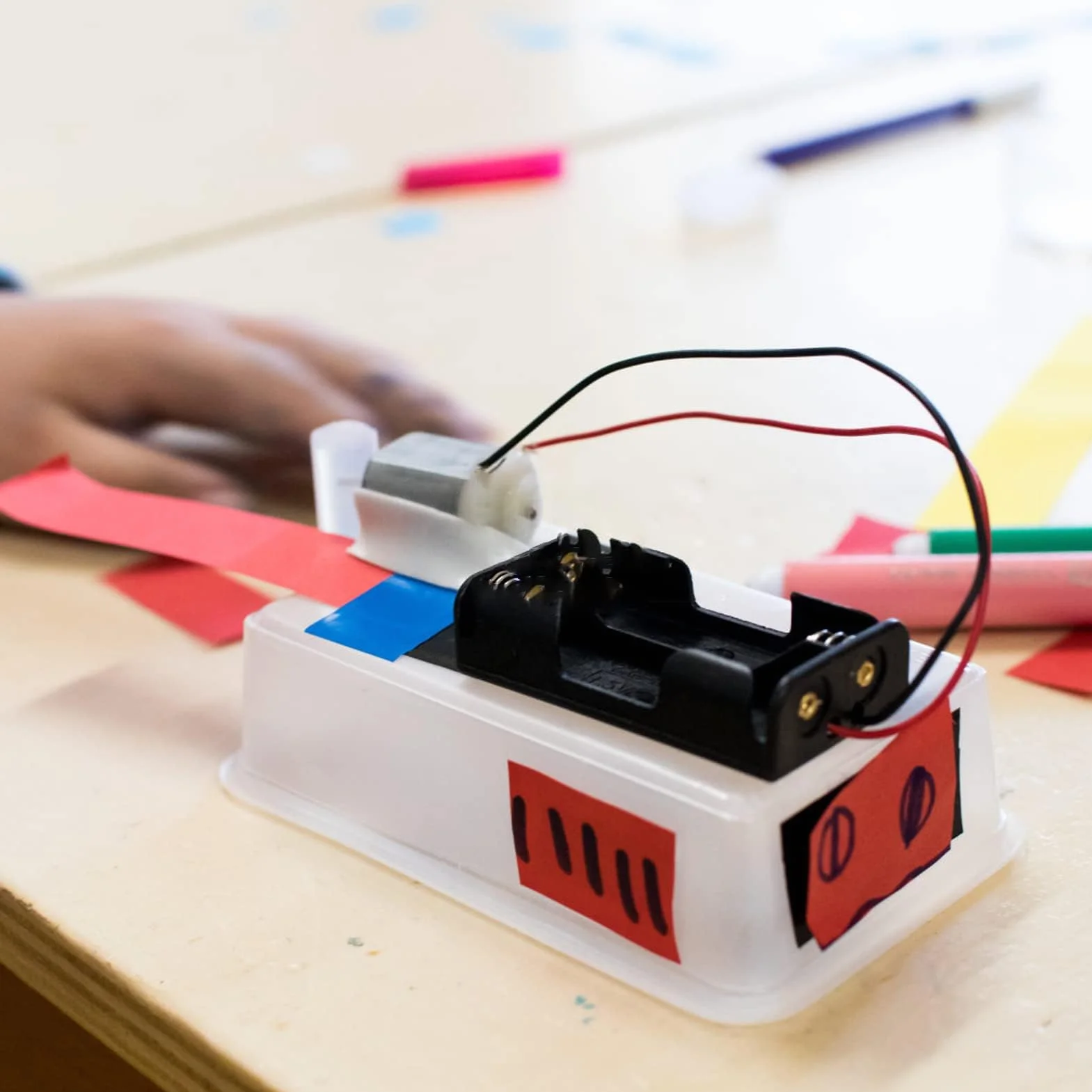 10 sztuk 2 x AAA, pojemnik na baterie z tworzywa sztucznego z kablem do zabawek elektronicznych, urządzeń gospodarstwa domowego, komora baterii, 2 x AAA (2 węzły)