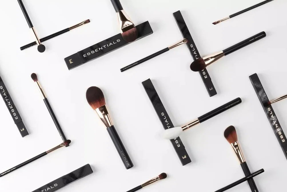 MB-18 Skośny pędzel do brwi i eyelinera Many Beauty – profesjonalny pędzelek z włosia syntetycznego, precyzyjny aplikator do makijażu oczu, idealny do żelowych eyelinerów, pomad i cieni