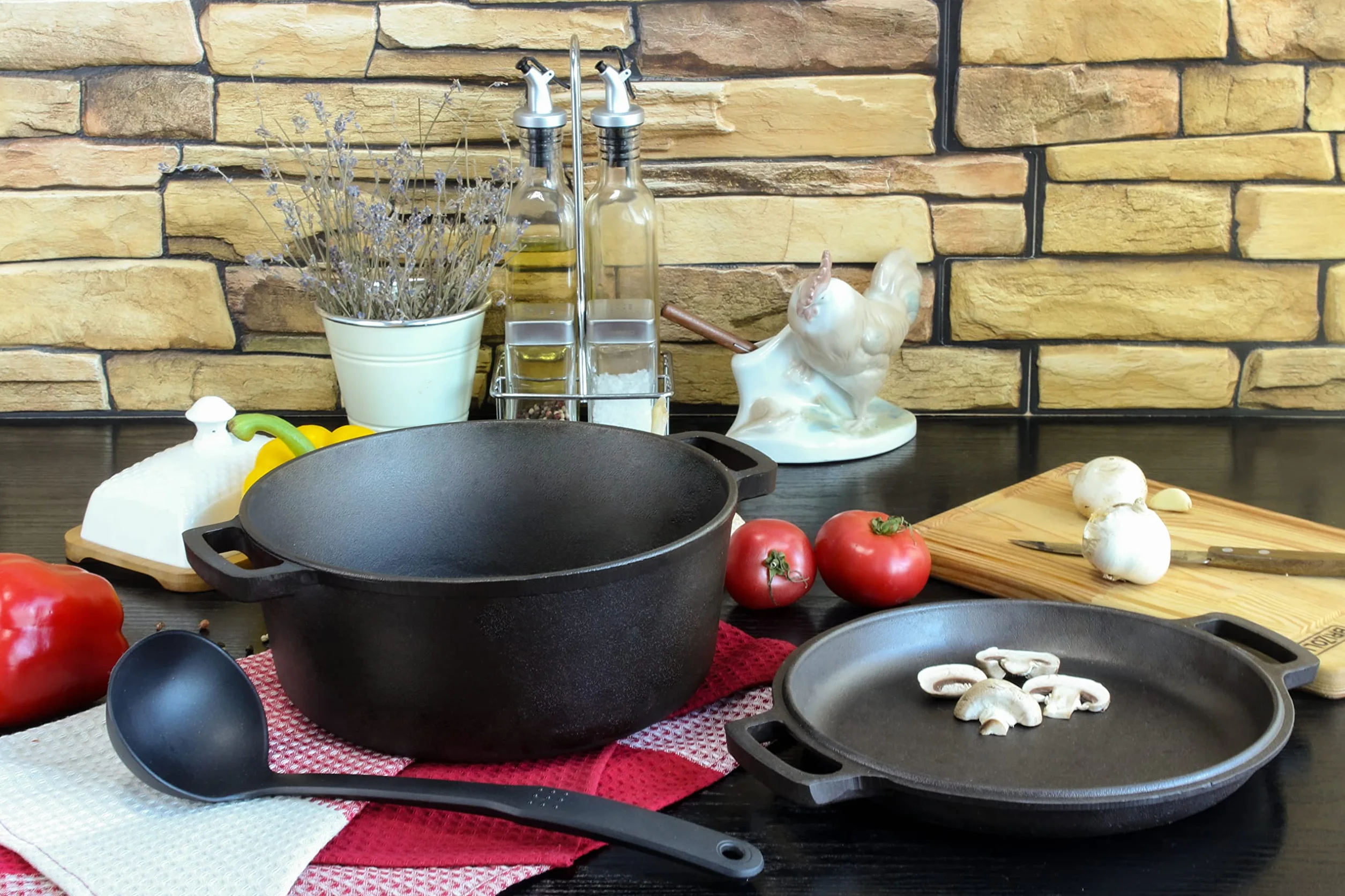 Garnek żeliwny 4 l typu Dutch Oven Ø 24 cm, z pokrywką patelnia 2 w 1, zestaw do pieczenia chleba, zupy, garnek do duszenia, podwójna funkcja, pokrywa/patelnia do smażenia do kuchni, na kemping