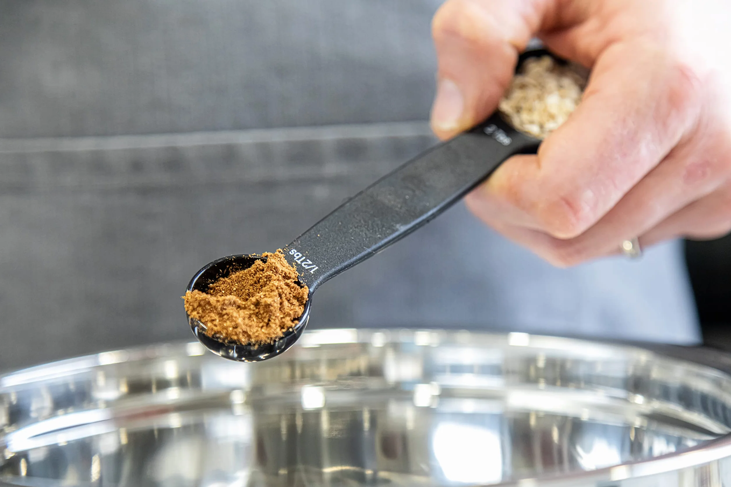 KitchenCraft Zestaw Magnetycznych Miarek w Formie Łyżeczek, 4 Sztuki, Kompaktowe - Kolor Czarny