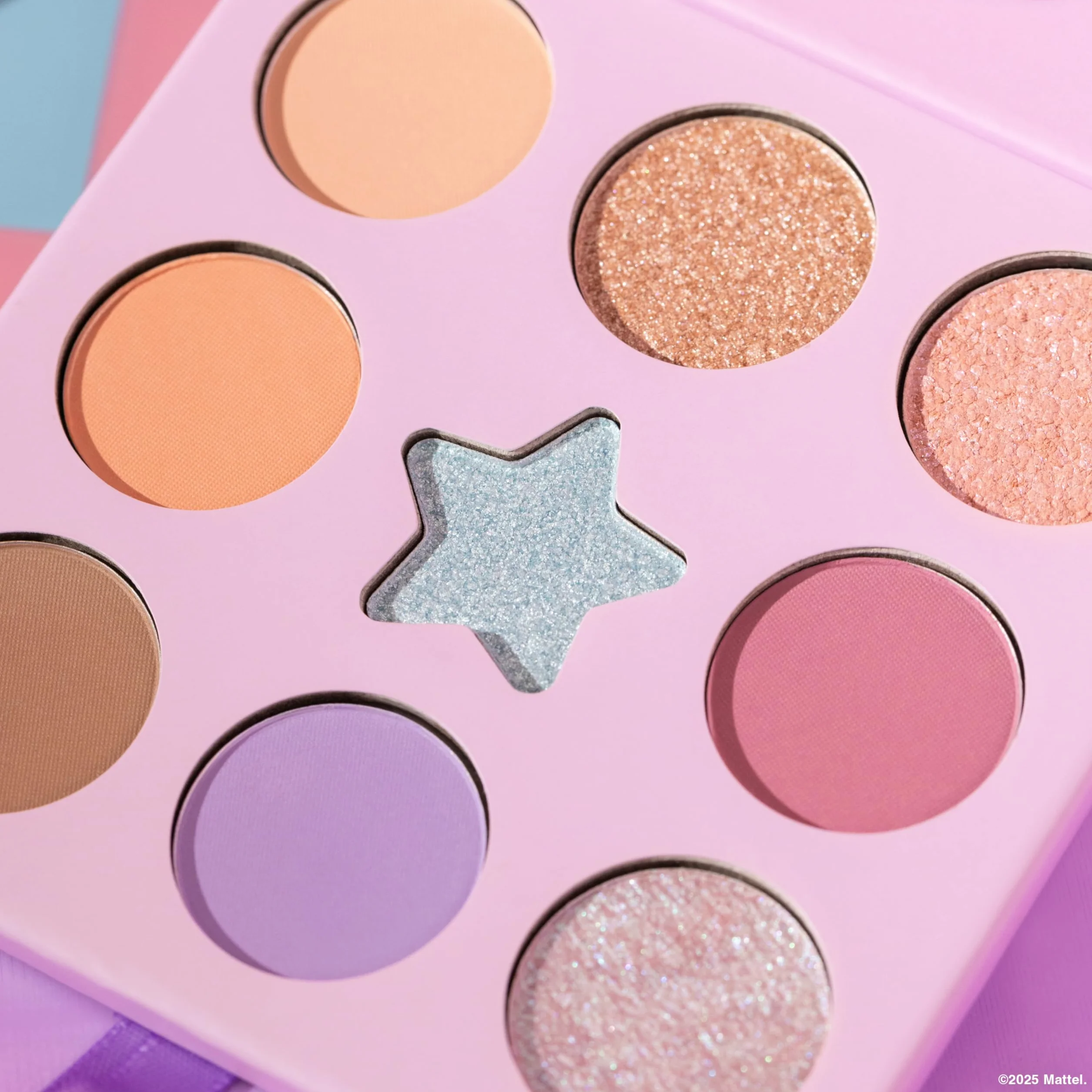 essence Paleta cieni do powiek Polly Pocket eyeshadow palette, mieniący się, intensywny kolor, matowy (7.4g)