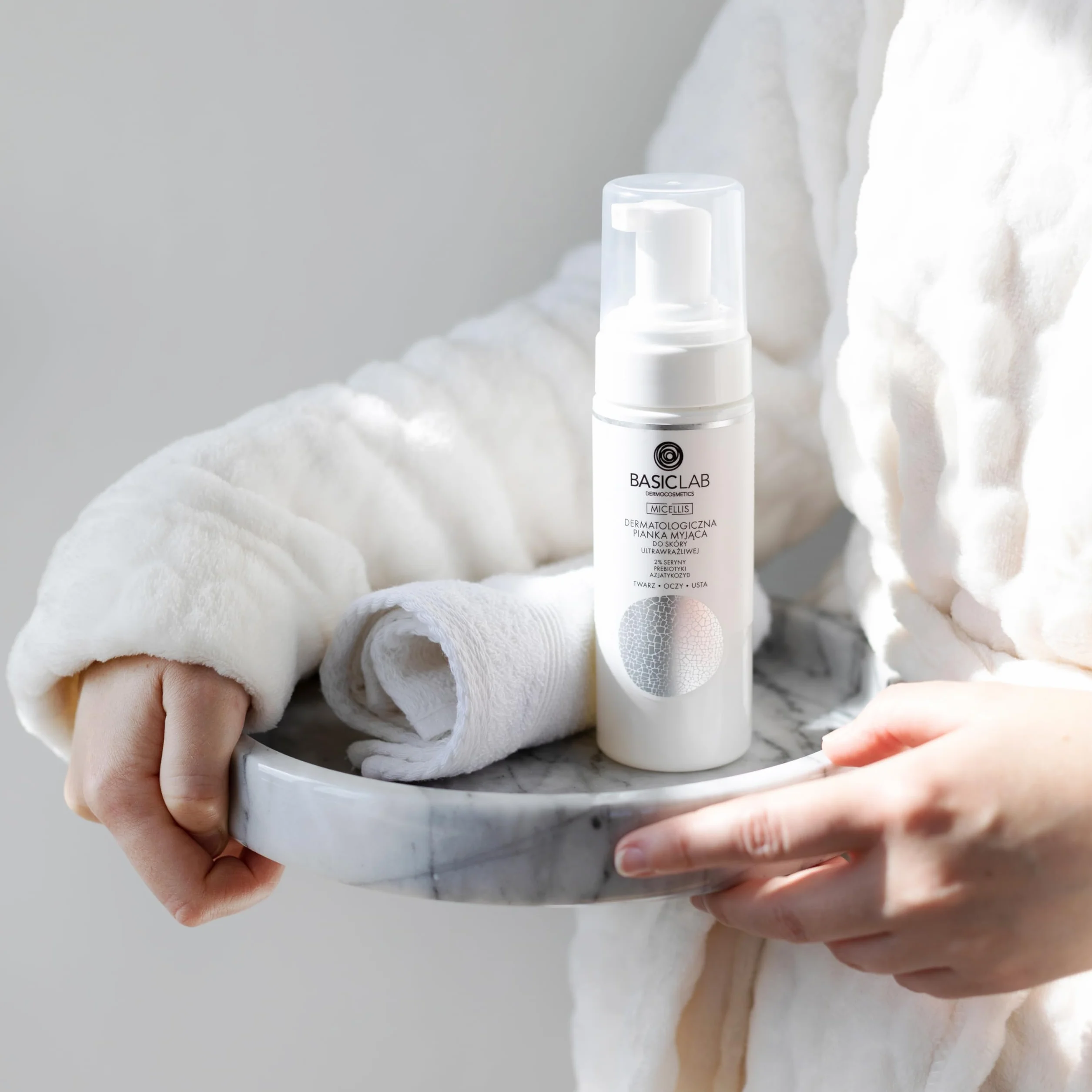BasicLab Dermatologiczna pianka oczyszczająca do skóry bardzo wrażliwej, 150 ml, oczyszczająca i uspokajająca – aminokwasy, prebiotyki, CICA i pantenol