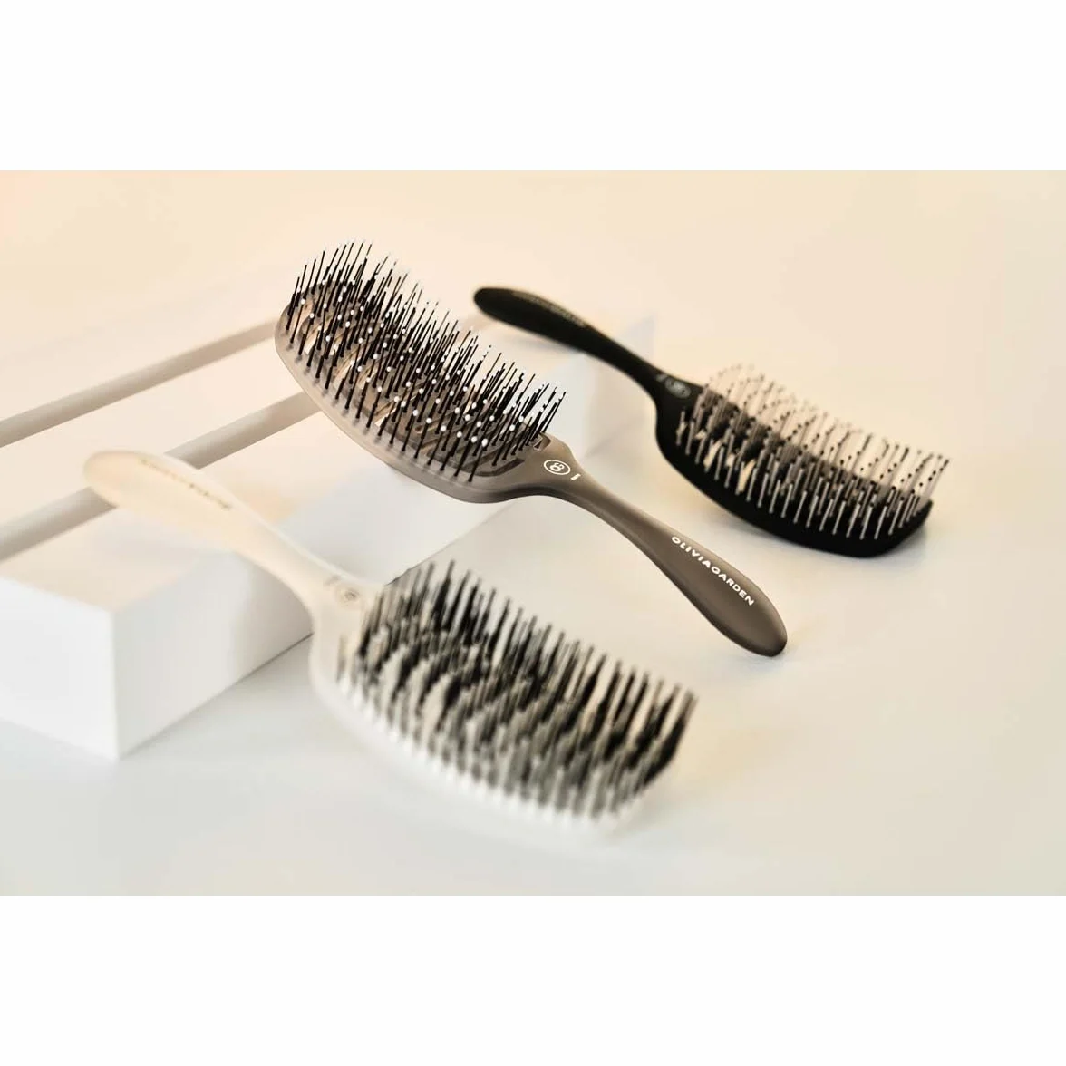 OLIVIA GARDEN Essential Care Flex Medium Hair Bristles Ice Grey