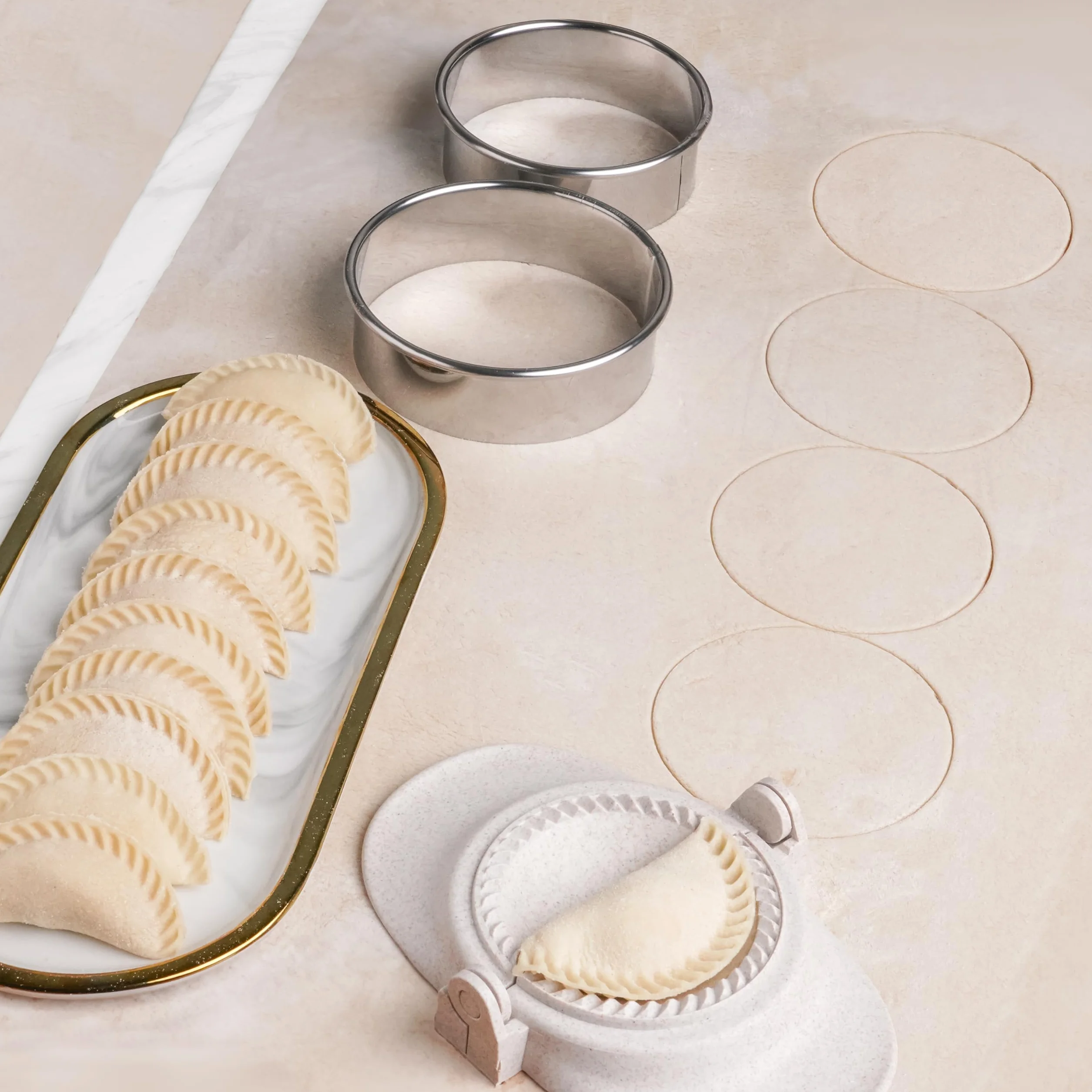 Winter Shore Zestaw do Robienia Pierogów i Empanad z Foremkami do Ciasta [3 Rozmiary] - Formy do Pierogów i Empanad z Gyoza, Wonton, Potsticker - Małe 7cm, Średnie 8cm, Duże 11cm