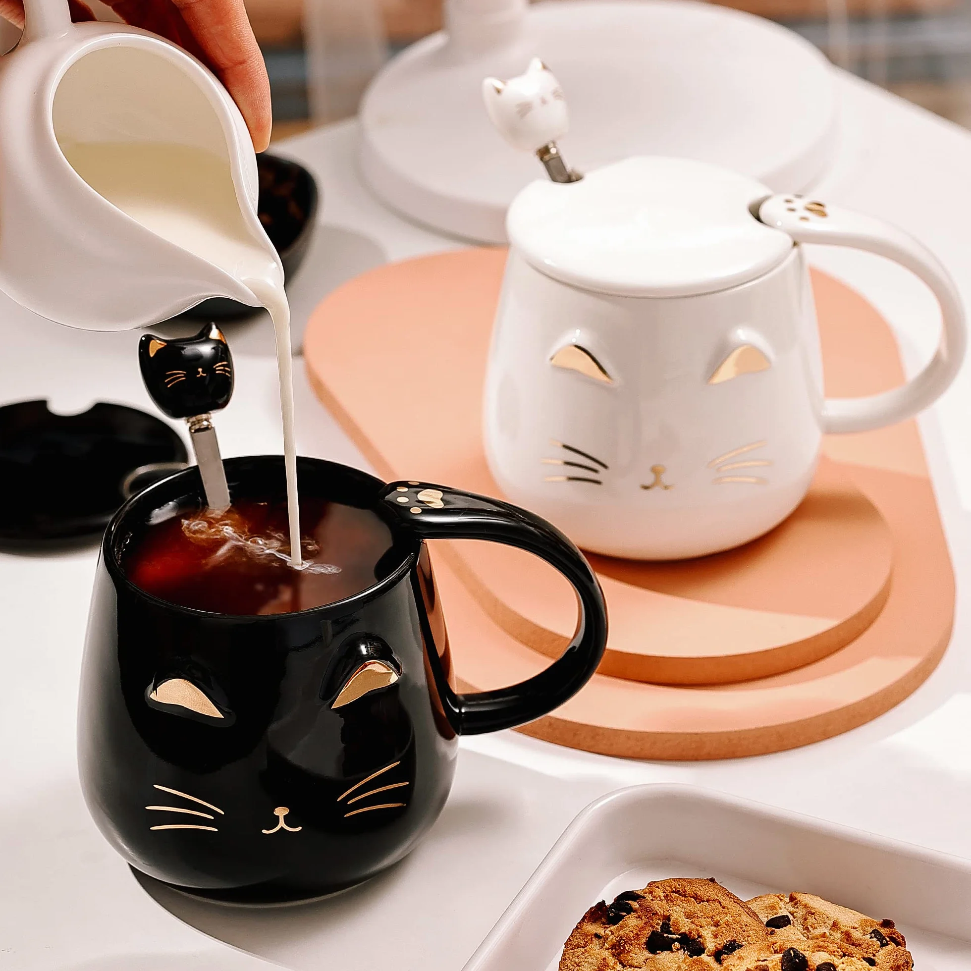 Zestaw 3 uroczych ceramicznych kubków z kotami z pokrywką, łyżką i podstawką - 380ml/13oz kubek do kawy dla kobiet, dzieci, miłośników kotów - prezent na Boże Narodzenie i urodziny (czarny, biały
