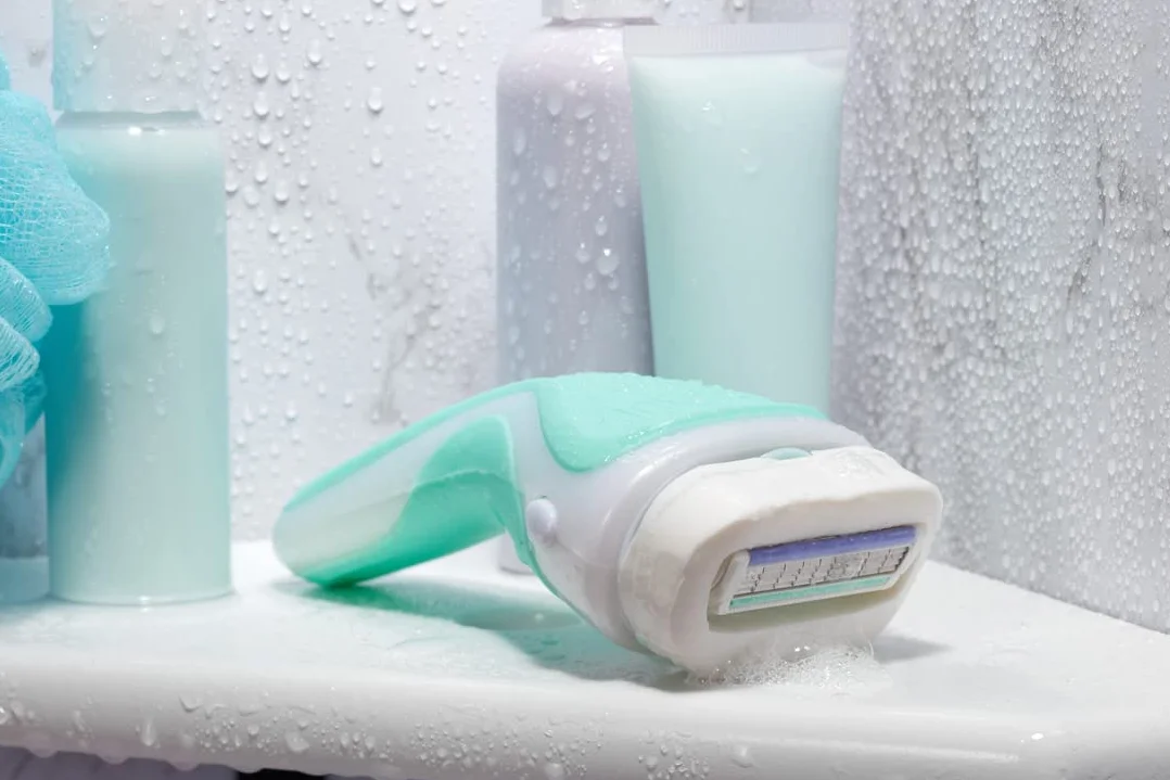 WILKINSON SWORD - Intuition Sensitive Care dla kobiet | nie wymaga żelu do golenia | uchwyt do golenia + 6 ostrzy wkład uzupełniający