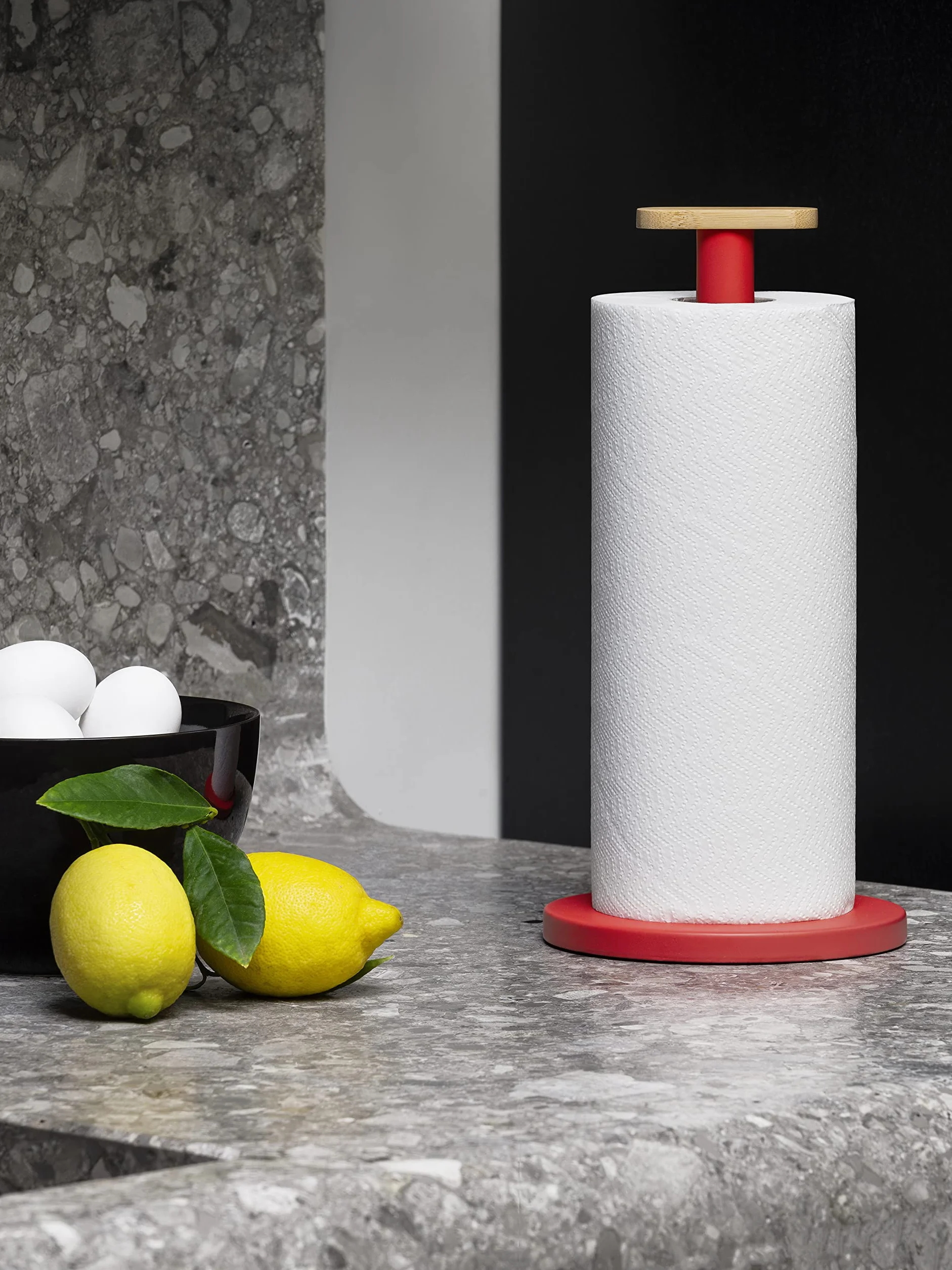 Alessi Mattina BG05 R – designerski uchwyt na rolkę kuchenną, z kolorowej stali z żywicą epoksydową i gałką z drewna bambusowego, czerwony