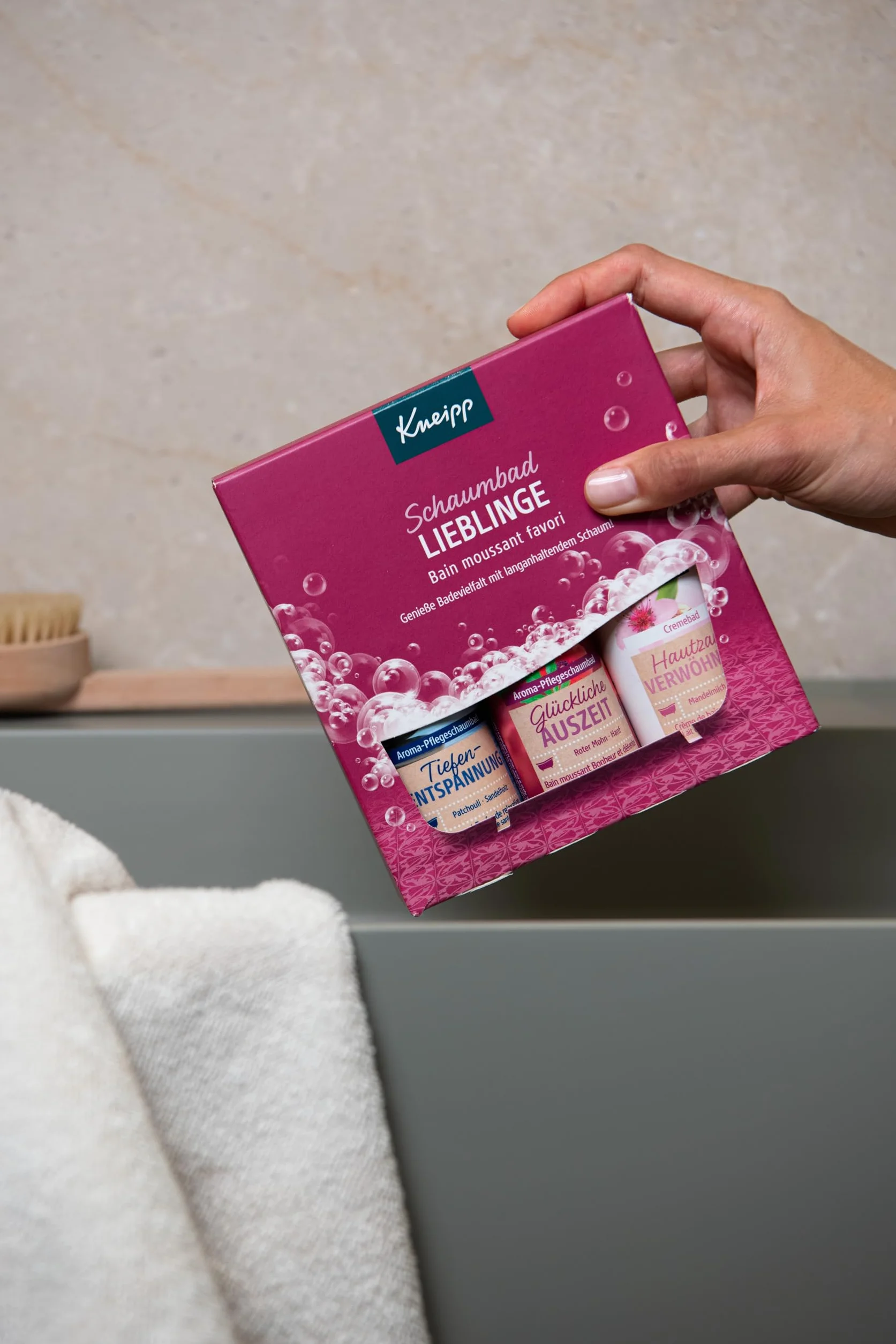 Kneipp Zestaw upominkowy do kąpieli w piance ulubieńców – opakowanie prezentowe z 3 popularnymi dodatkami do kąpieli firmy Kneipp – zawiera 2 x aromatyczna kąpiel pielęgnacyjna i 1 x kąpiel kremowa po
