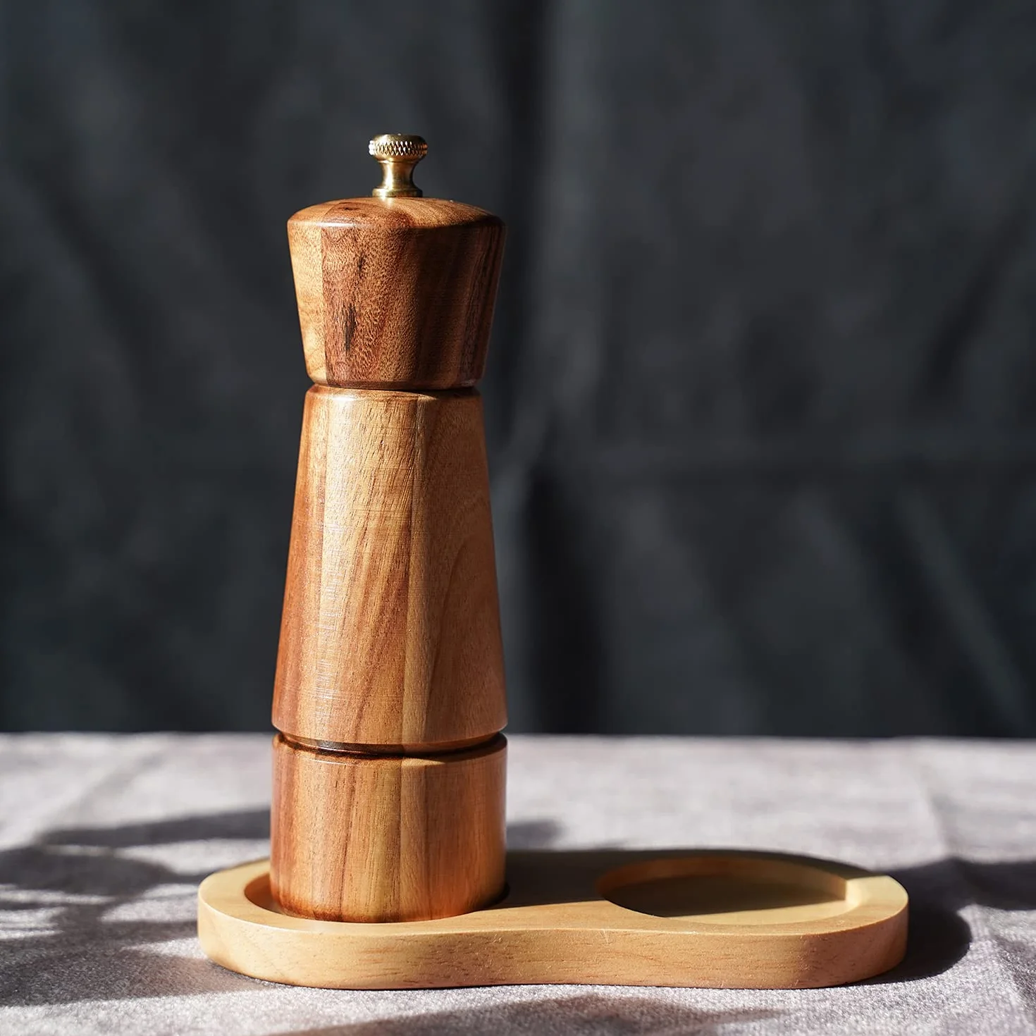 Młynek do pieprzu DeroTeno, regulowany mechanizm ze stali nierdzewnej do mielenia pieprzu, drewno akacji, wysokość 16,5 cm, średnica dolnej części: 5 cm (podstawka NIE wchodzi w skład zestawu)