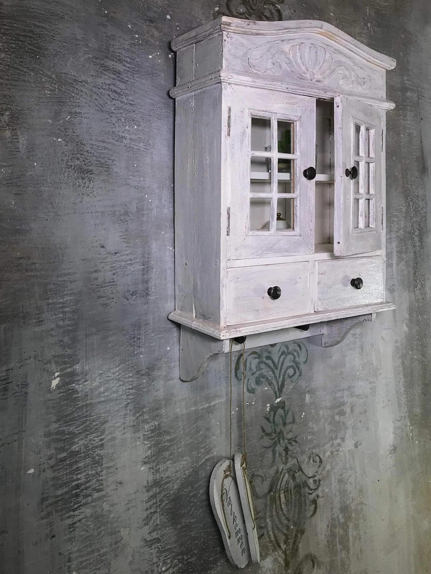 Szafka wisząca rustykalna w stylu shabby chic – biała drewniana witrynka z przeszklonymi drzwiczkami i szufladkami 68x45 cm do kuchni, jadalni Antyki24