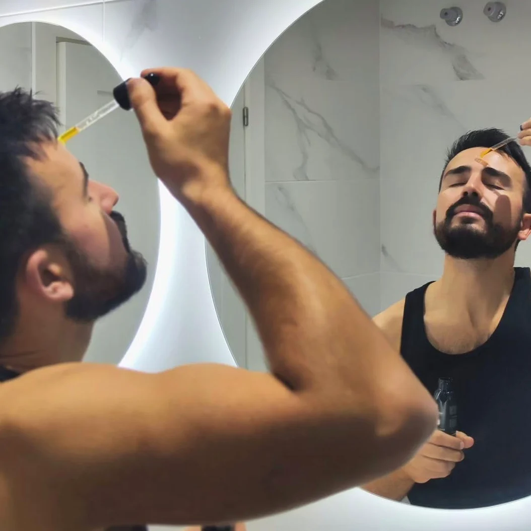 Homo Naturals Męskie serum Przeciwstarzeniowe i przeciw plamom - Krem do twarzy z kwasem hialuronowym - Krem przeciw plamom dla mężczyzn - Przeciw starzeniu się i plamom - Certyfikowany Organiczny