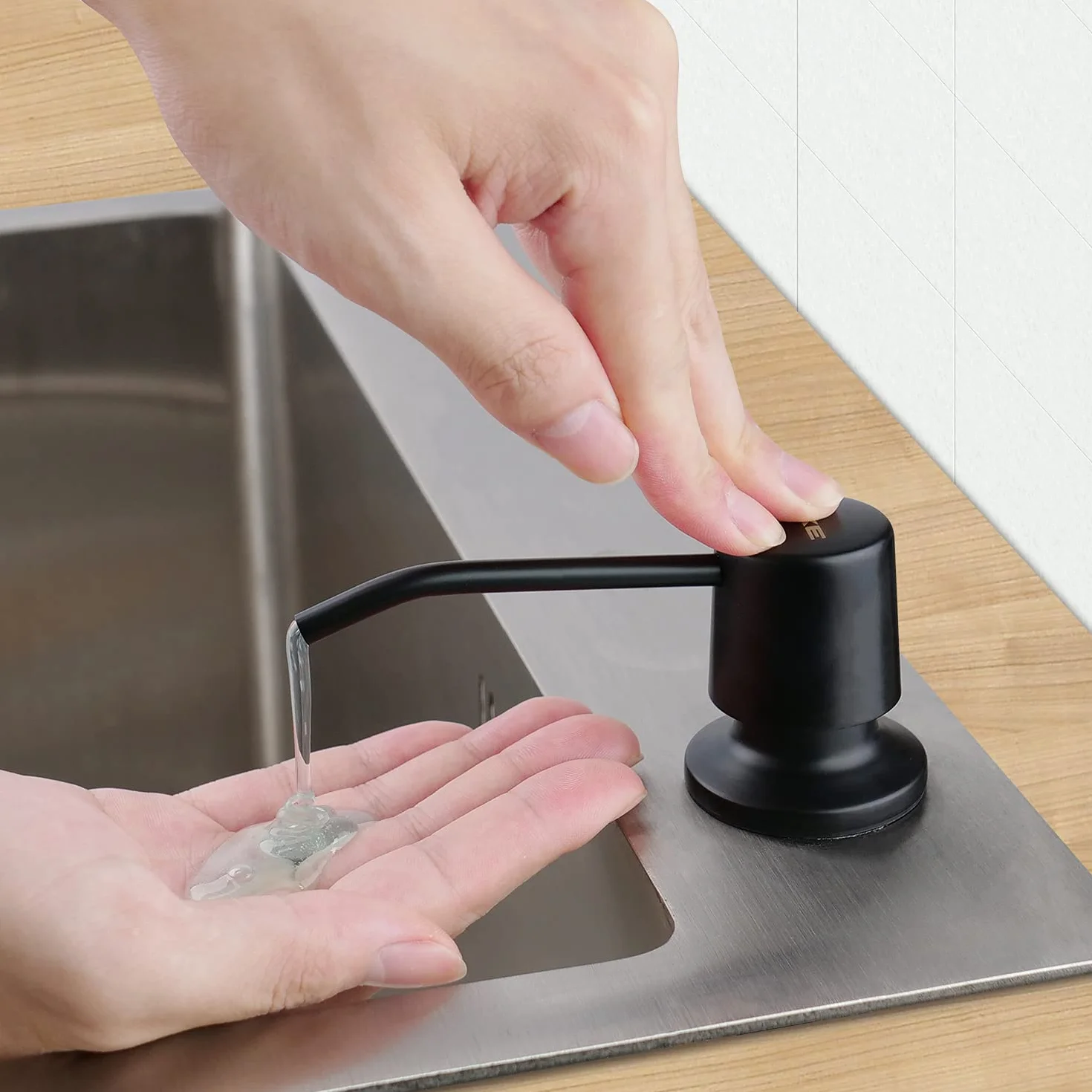 AIKE Dozownik mydła ze stali nierdzewnej 500 ml do zlewu kuchennego AK1051 czarny