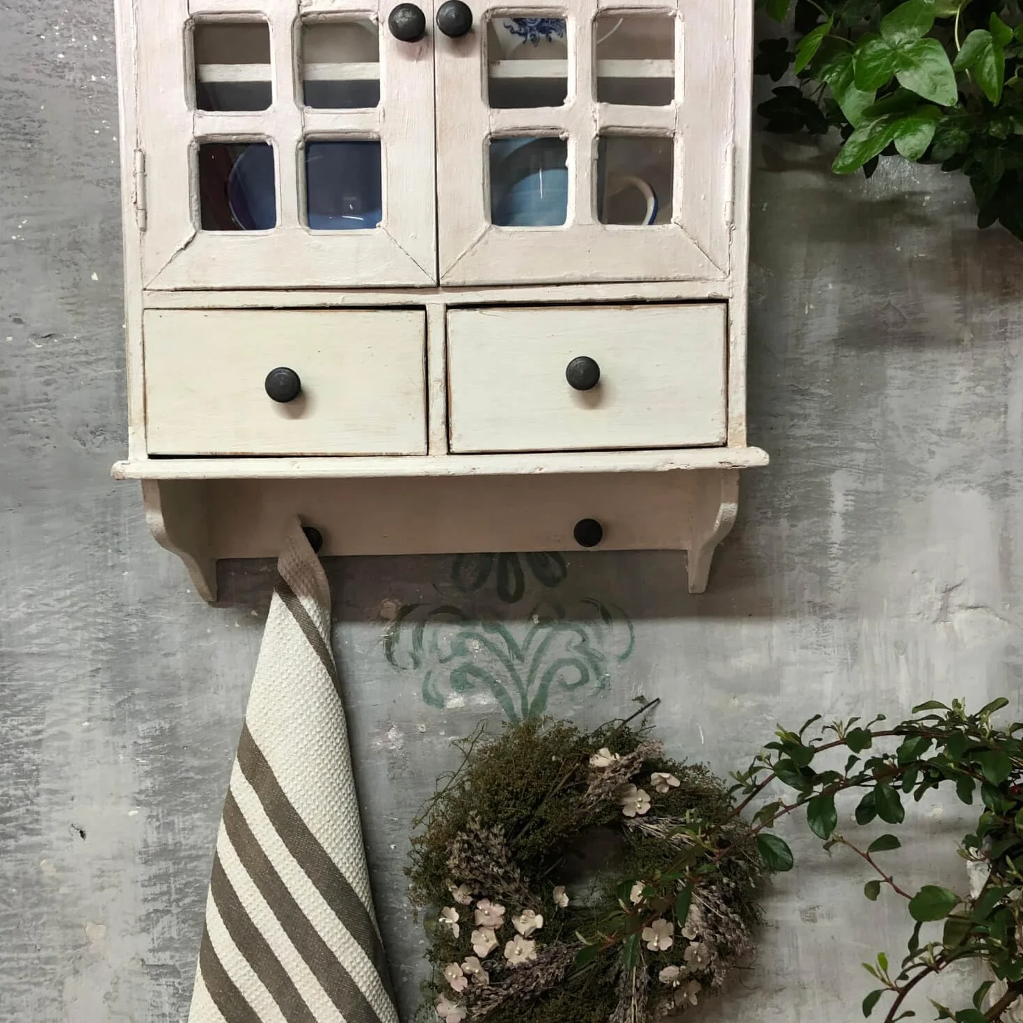 Szafka wisząca rustykalna w stylu shabby chic – biała drewniana witrynka z przeszklonymi drzwiczkami i szufladkami 68x45 cm do kuchni, jadalni Antyki24