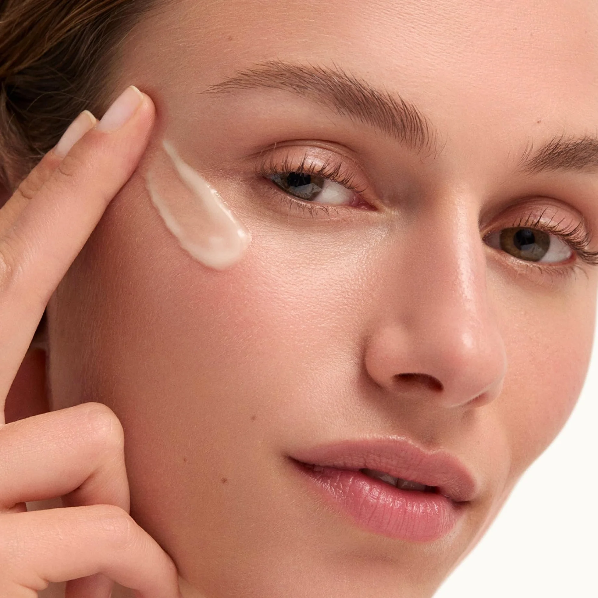 goop Beauty Peptide Serum redukuje drobne linie, zmarszczki i ciemne plamy, peptydy, ceramidy i niacynamid, zabieg przeciwstarzeniowy poprawiający siłę i elastyczność 30 ml